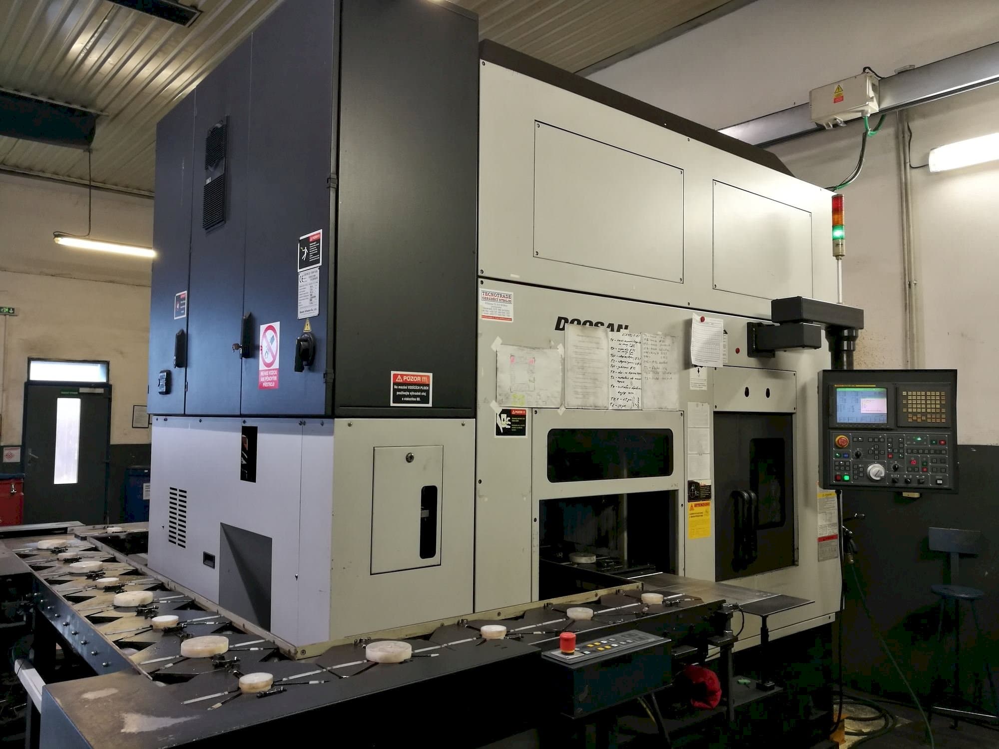 Doosan Puma Inverturn 3000M Mašinos vaizdas iš priekio