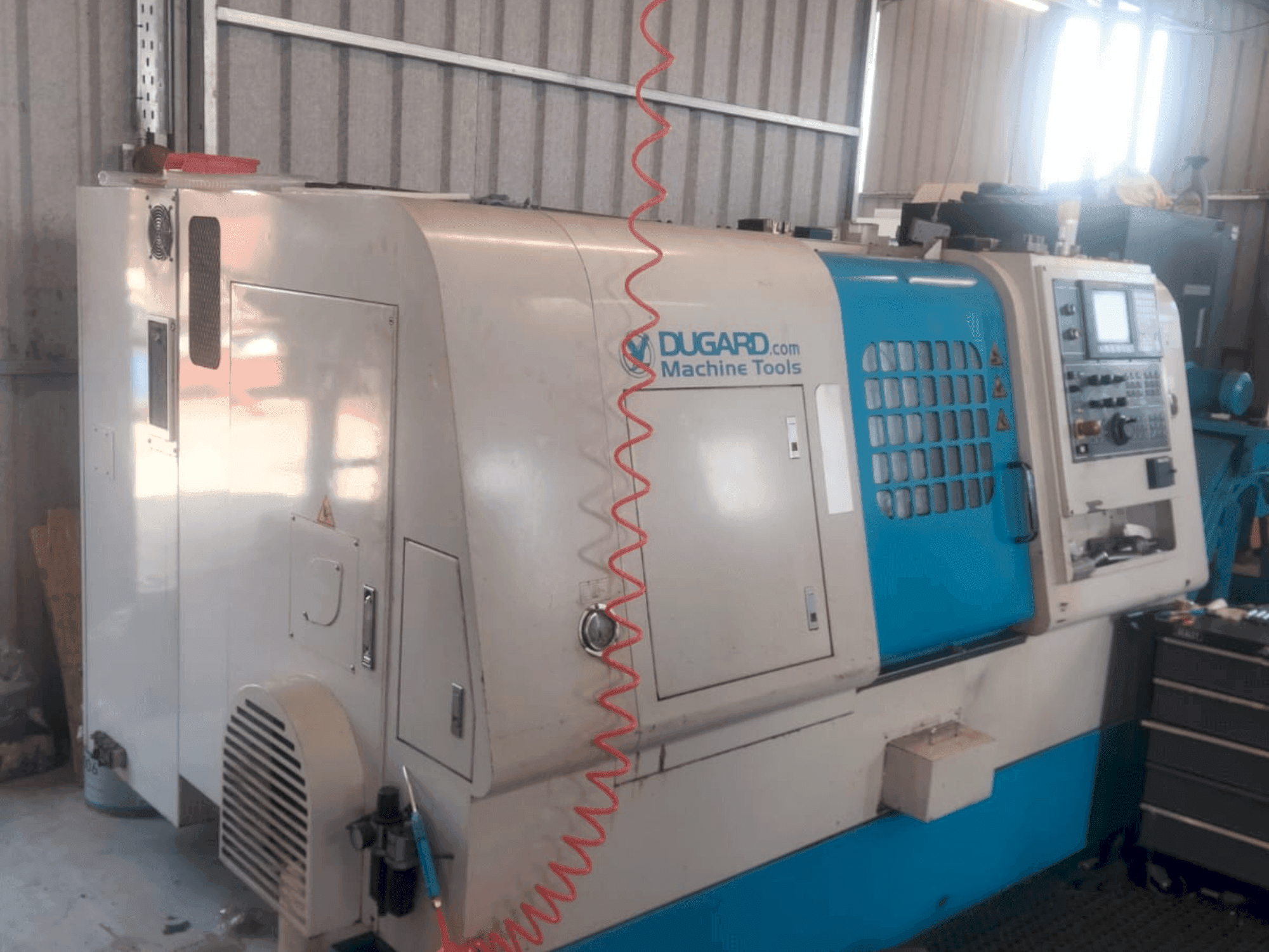 Dugard									 Eagle 200 Mašinos vaizdas iš priekio