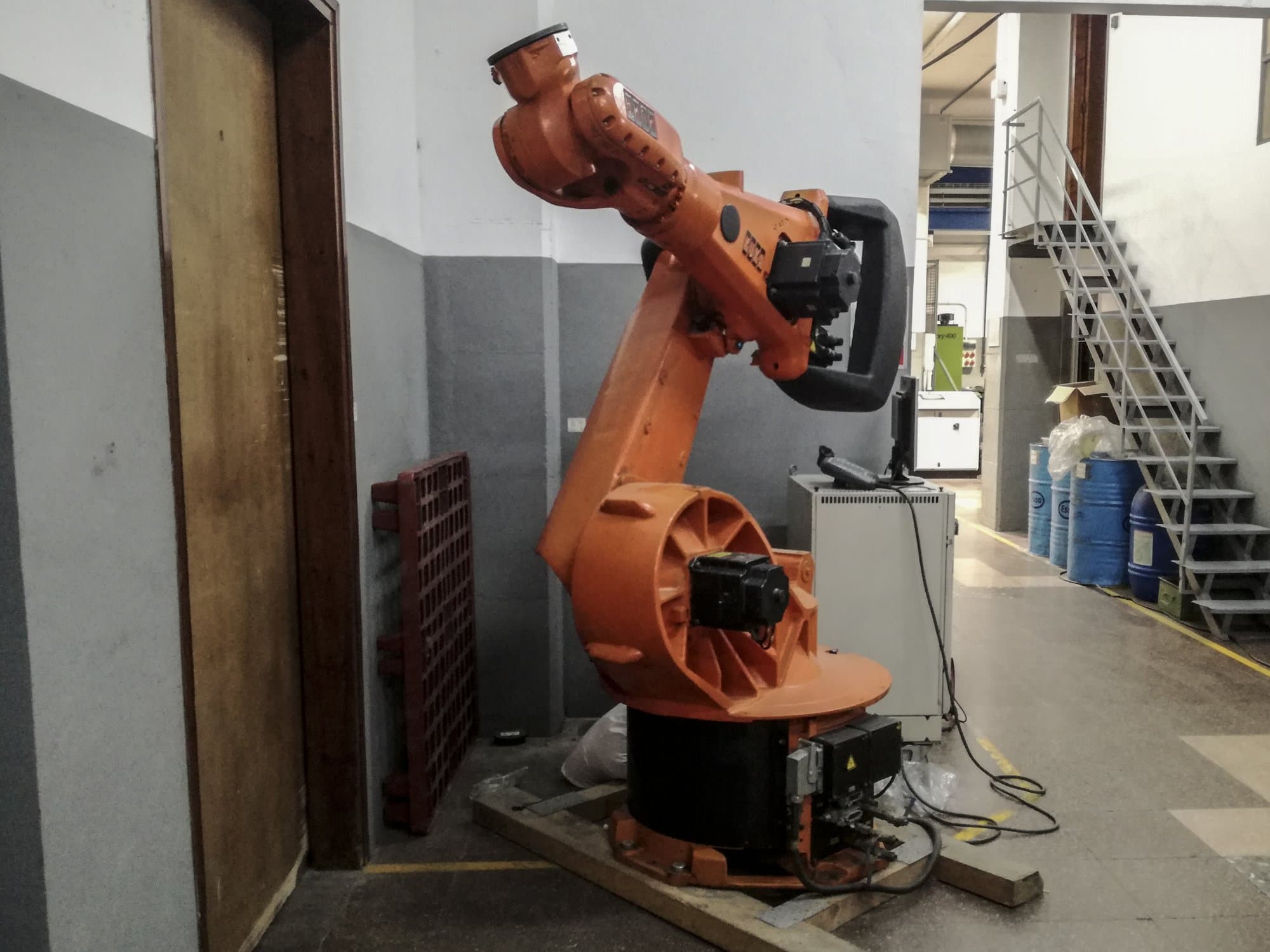 KUKA KR 150-2 (VKR C1) Mašinos kairės pusės vaizdas