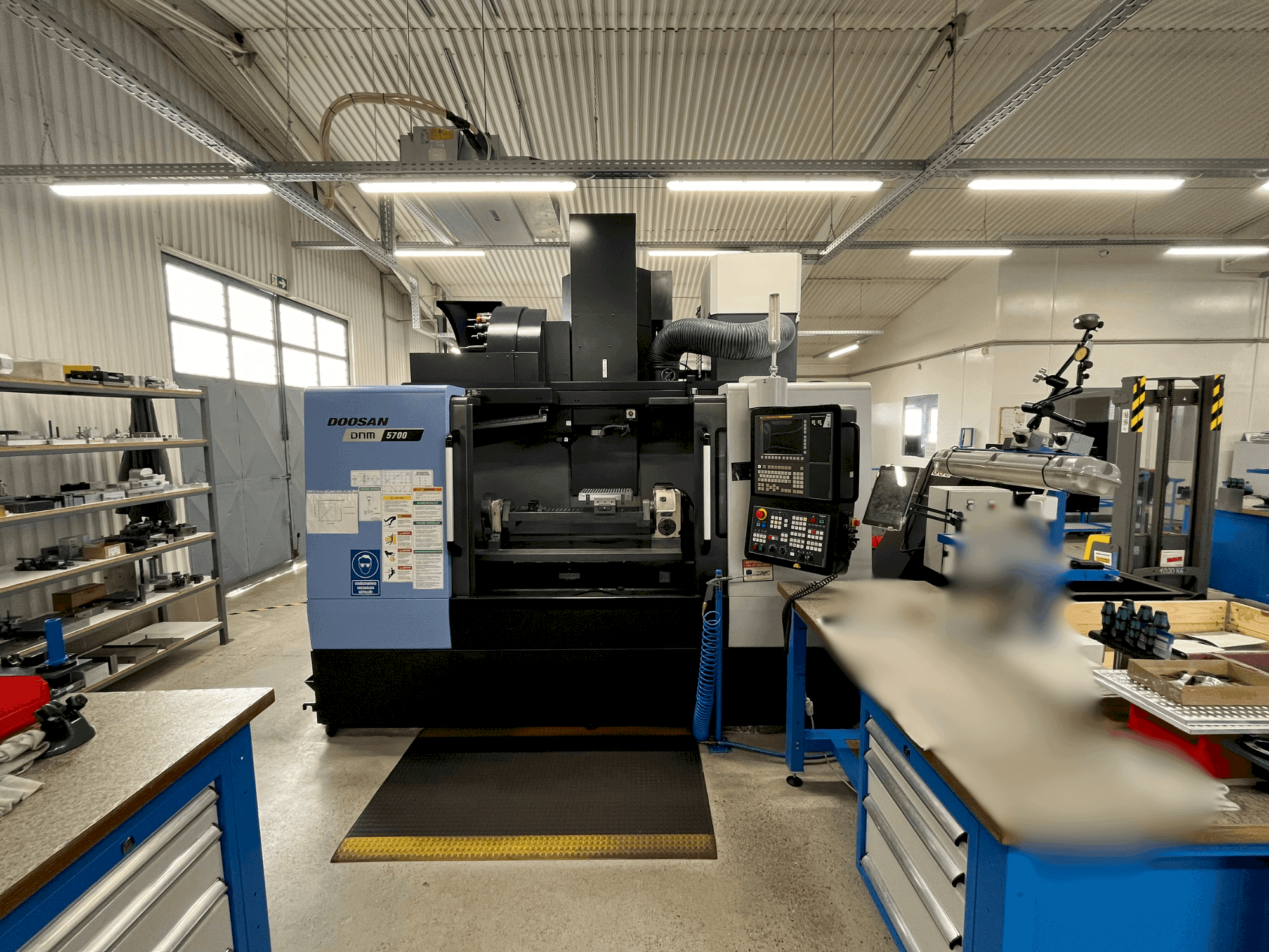 DOOSAN DNM 5700 Mašinos vaizdas iš priekio