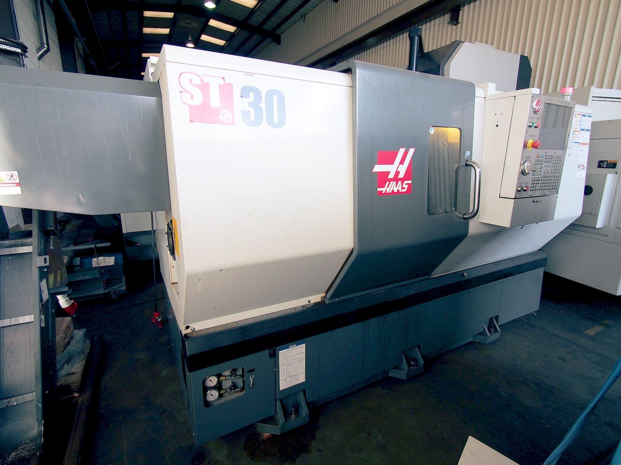 HAAS ST-30 Mašinos vaizdas iš priekio