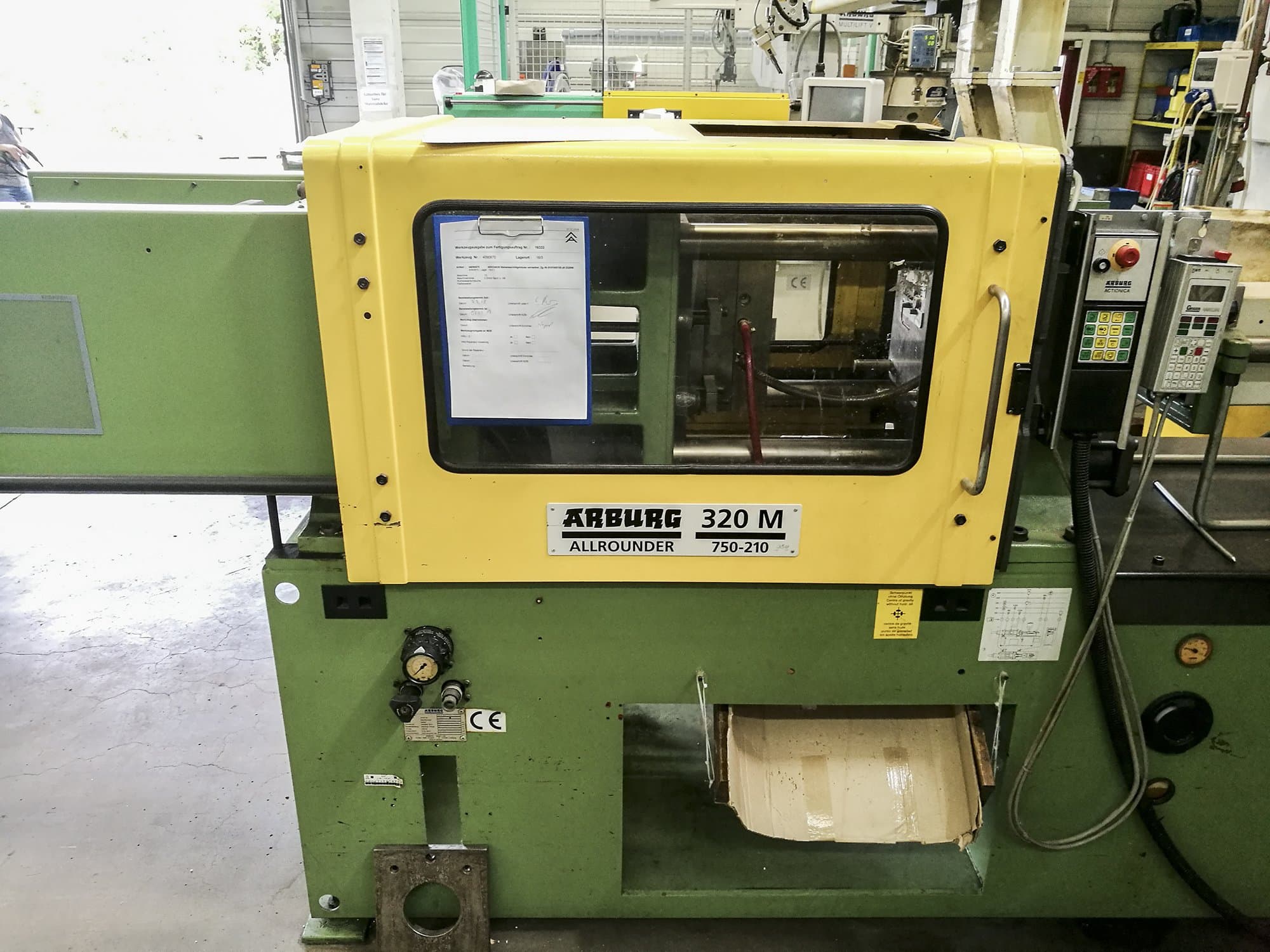 Arburg 320M 750-210 Mašinos vaizdas iš priekio