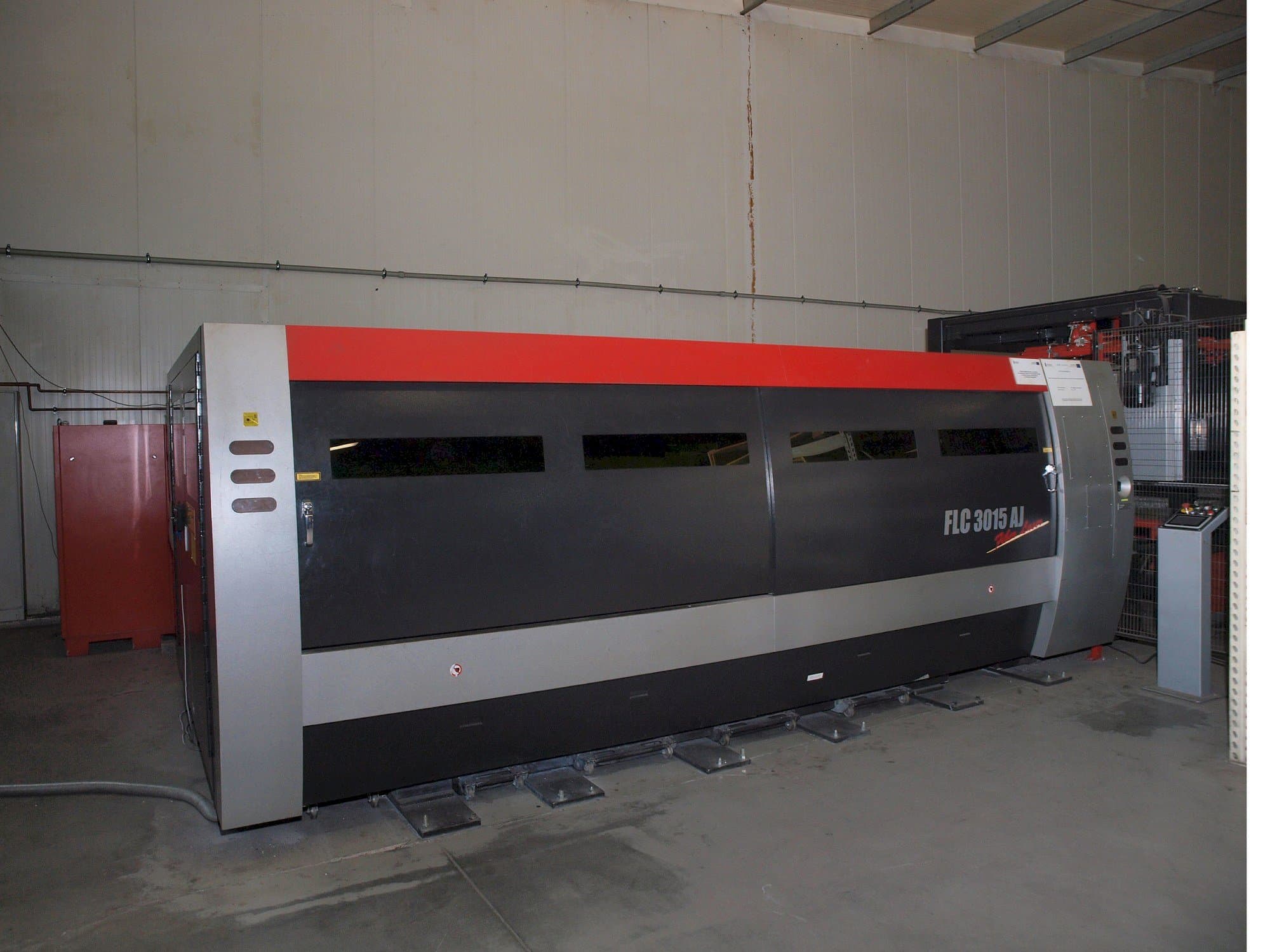 AMADA LC-3015 AJ 2kW Fiber laser Mašinos vaizdas iš priekio