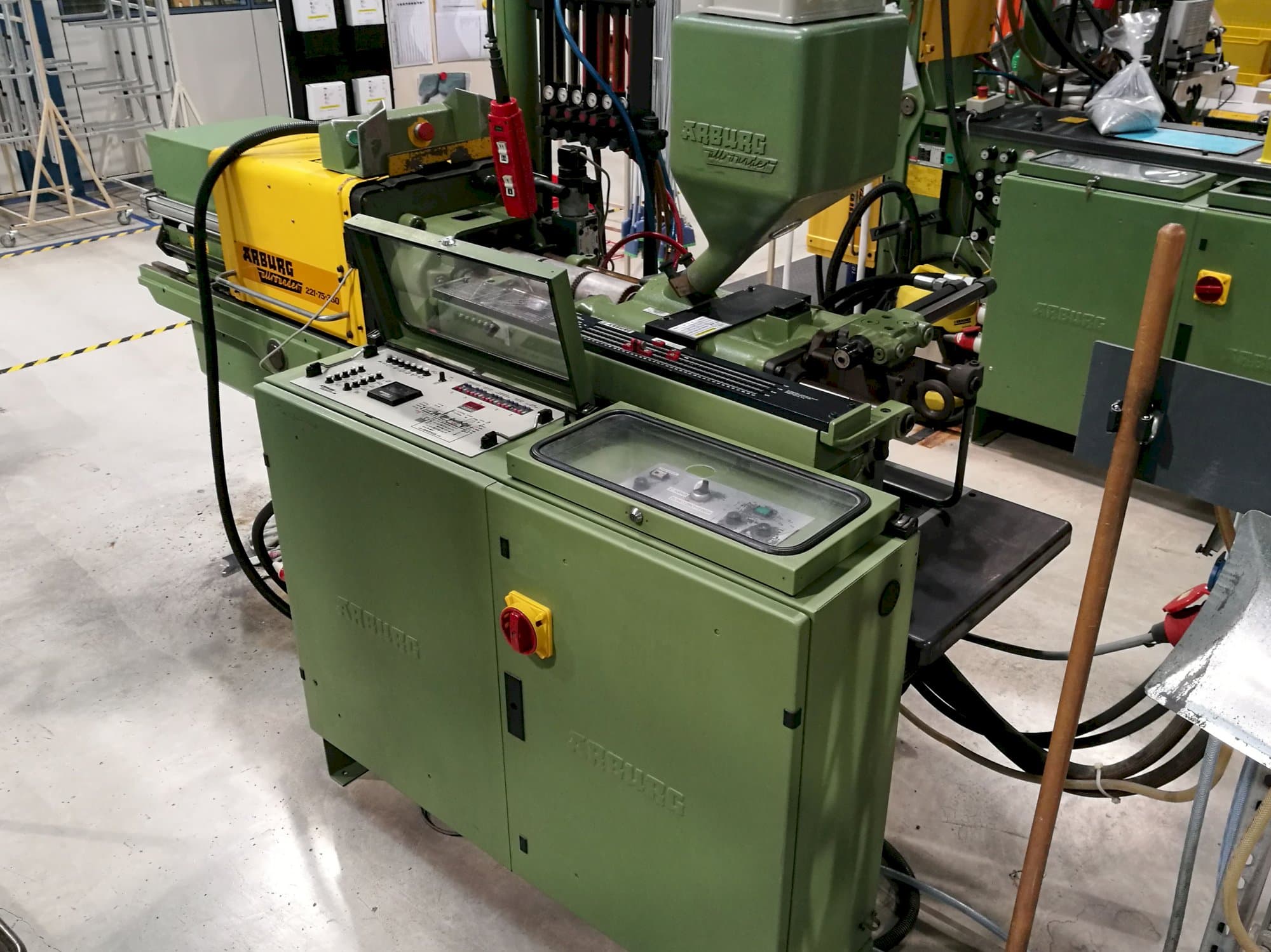 Arburg Allrounder 221-75-350 Mašinos dešinės pusės vaizdas