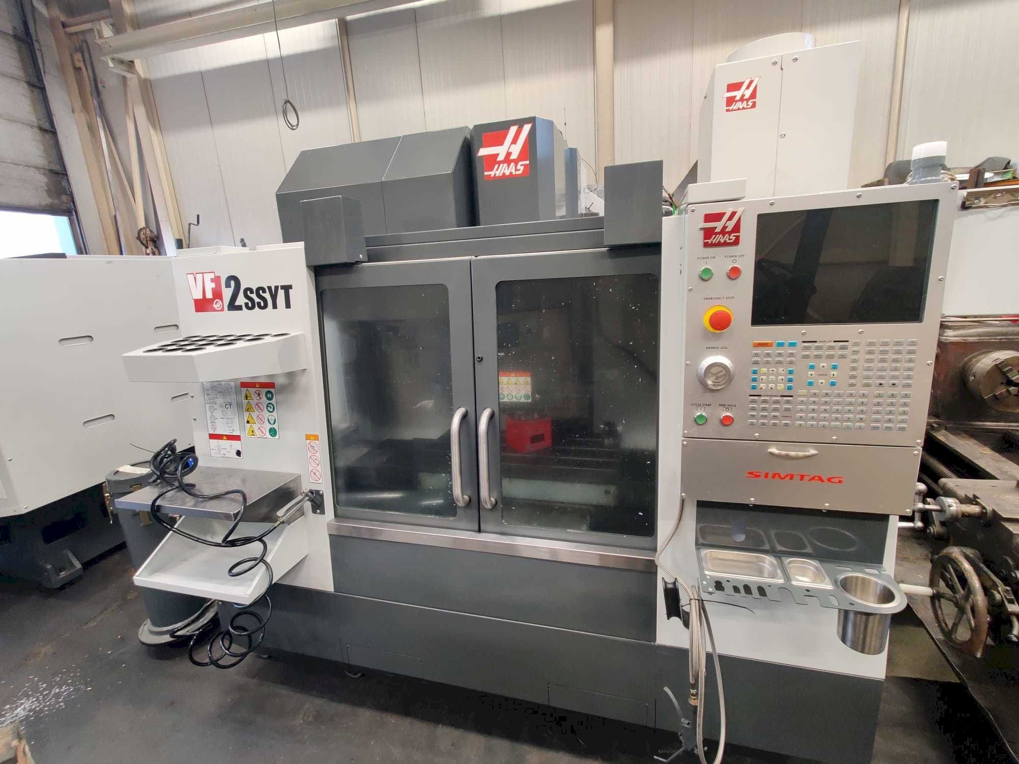 HAAS VF-2SSYT Mašinos vaizdas iš priekio