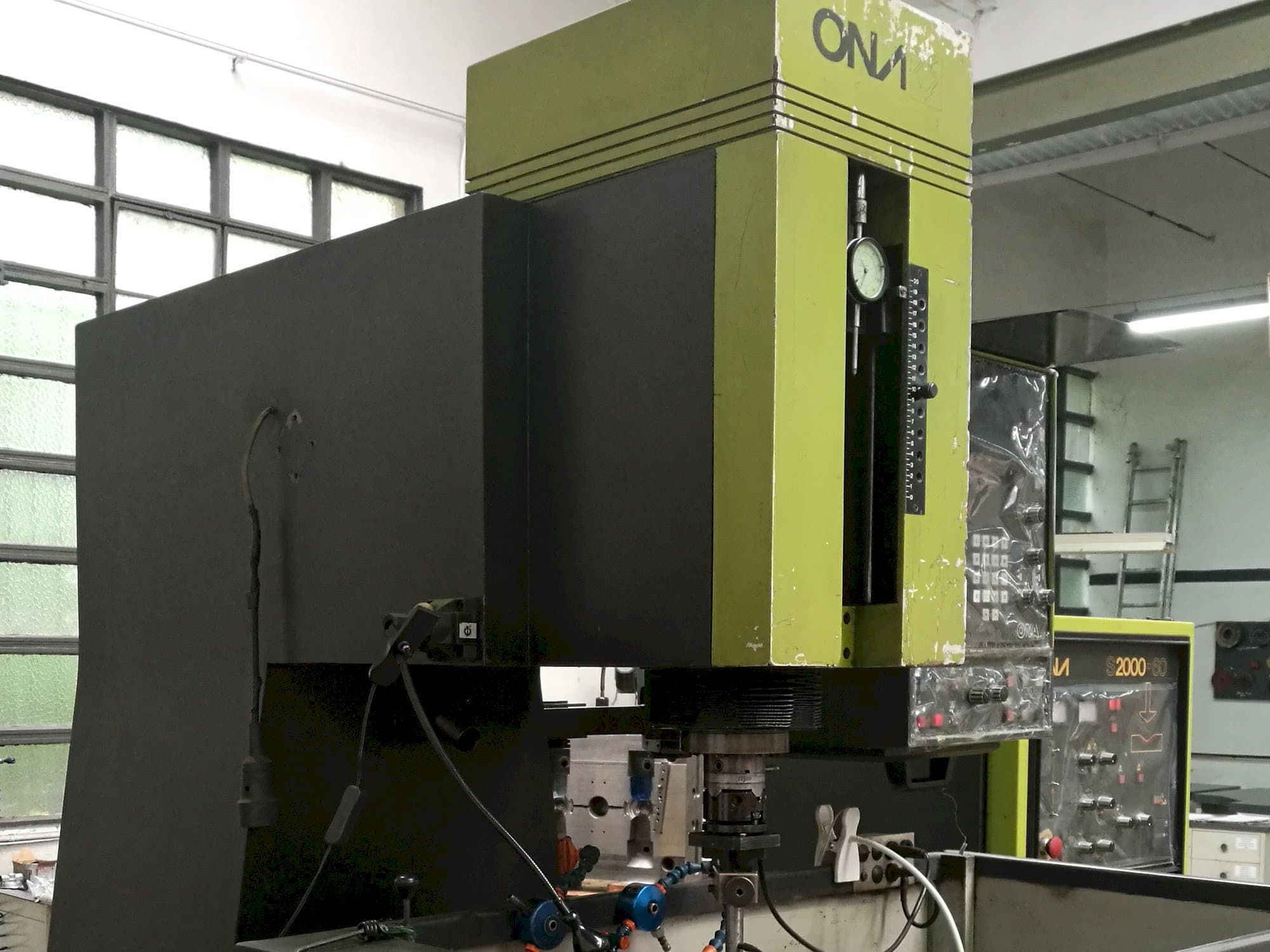 ONA IN 260 Mašinos kairės pusės vaizdas