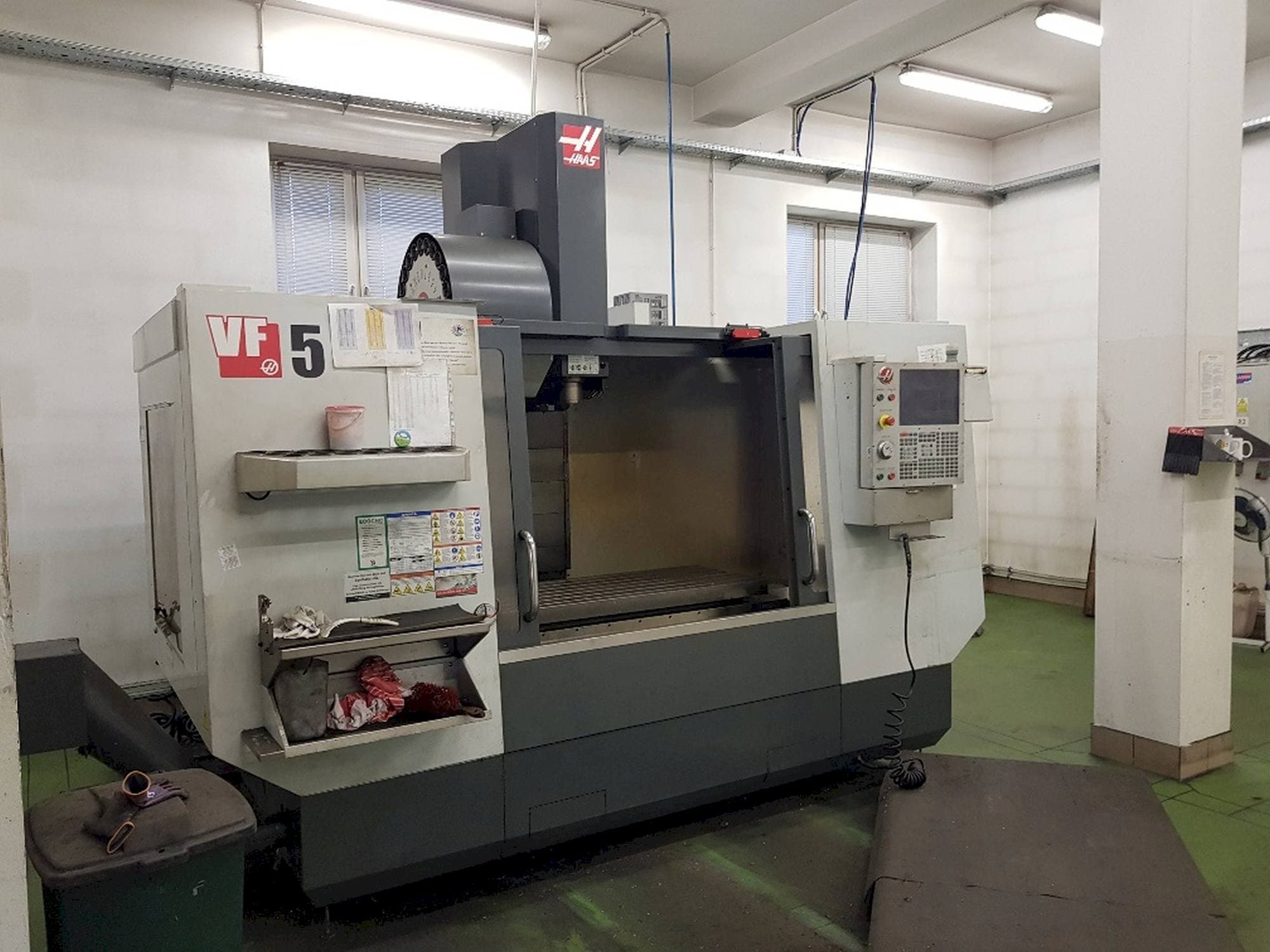 HAAS VF-5/40 Mašinos vaizdas iš priekio
