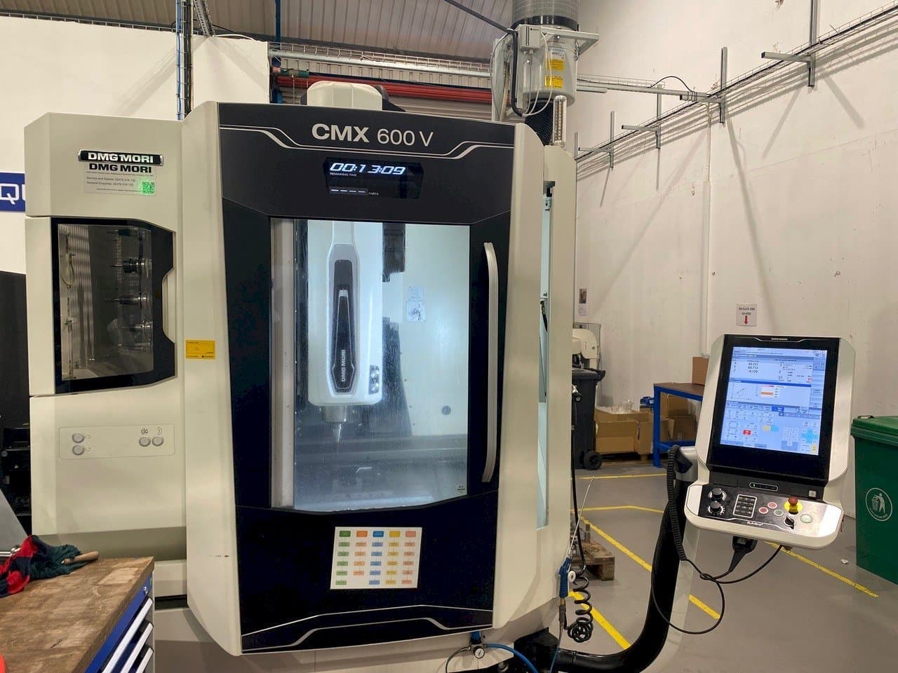 DMG CMX 600 V Mašinos vaizdas iš priekio