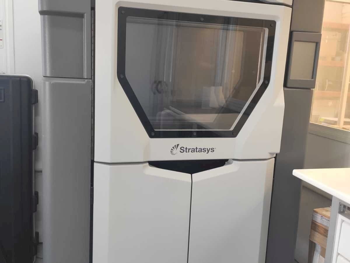Stratasys Fortus 450MC Mašinos vaizdas iš priekio