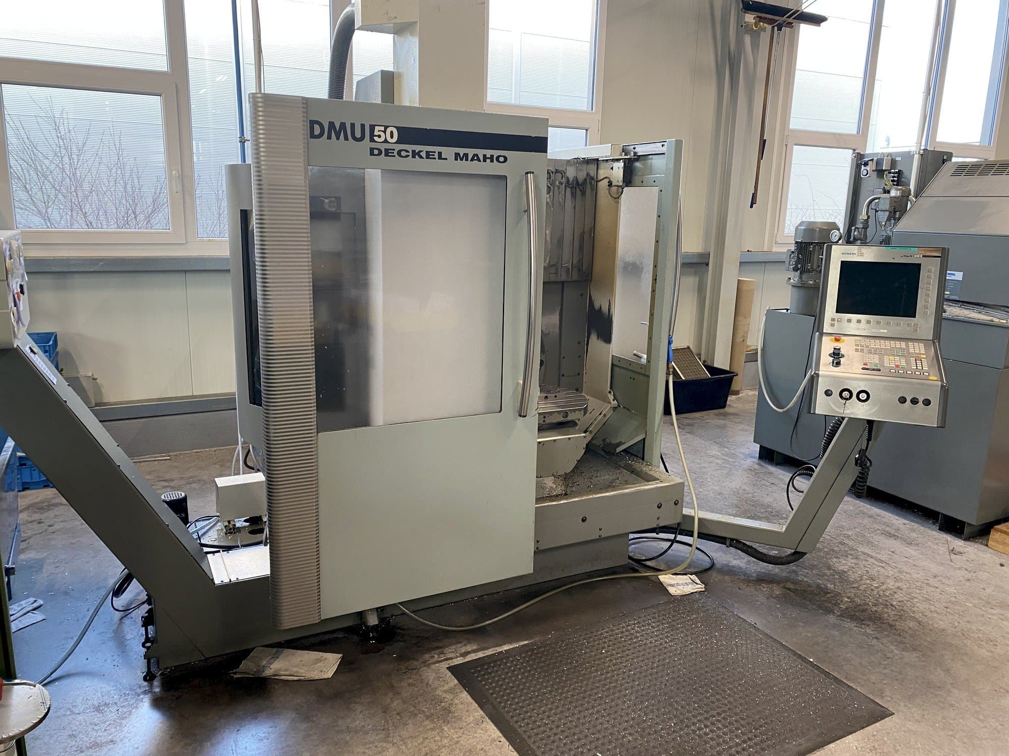 DECKEL MAHO DMU 50 Mašinos vaizdas iš priekio