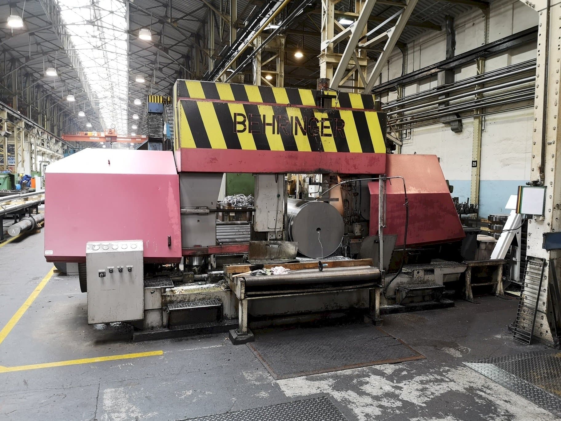 Behringer HBP1080/1700 A/CNC Mašinos vaizdas iš priekio