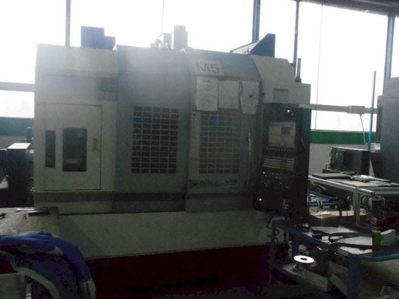 Okuma GENOS M560R-V Mašinos vaizdas iš priekio