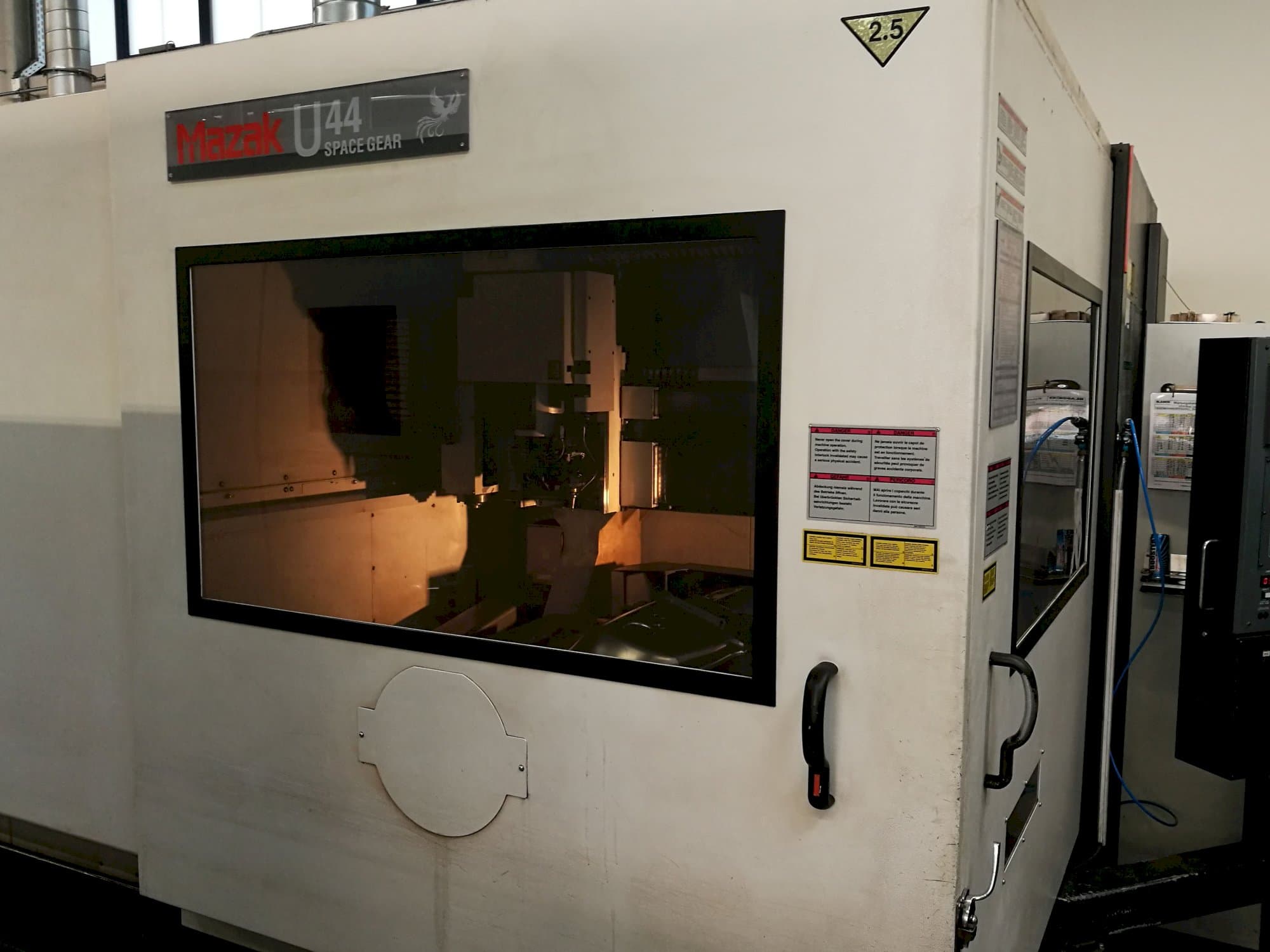 Mazak Space Gear-U44 Mašinos kairės pusės vaizdas