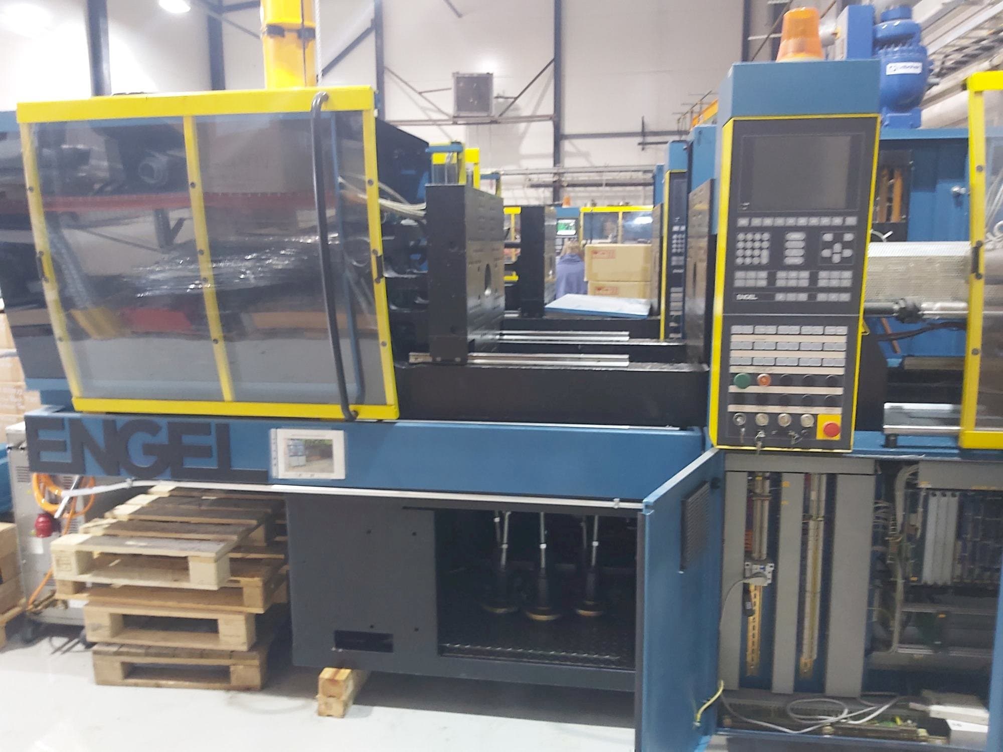 ENGEL ES 330/80 HL Mašinos vaizdas iš priekio