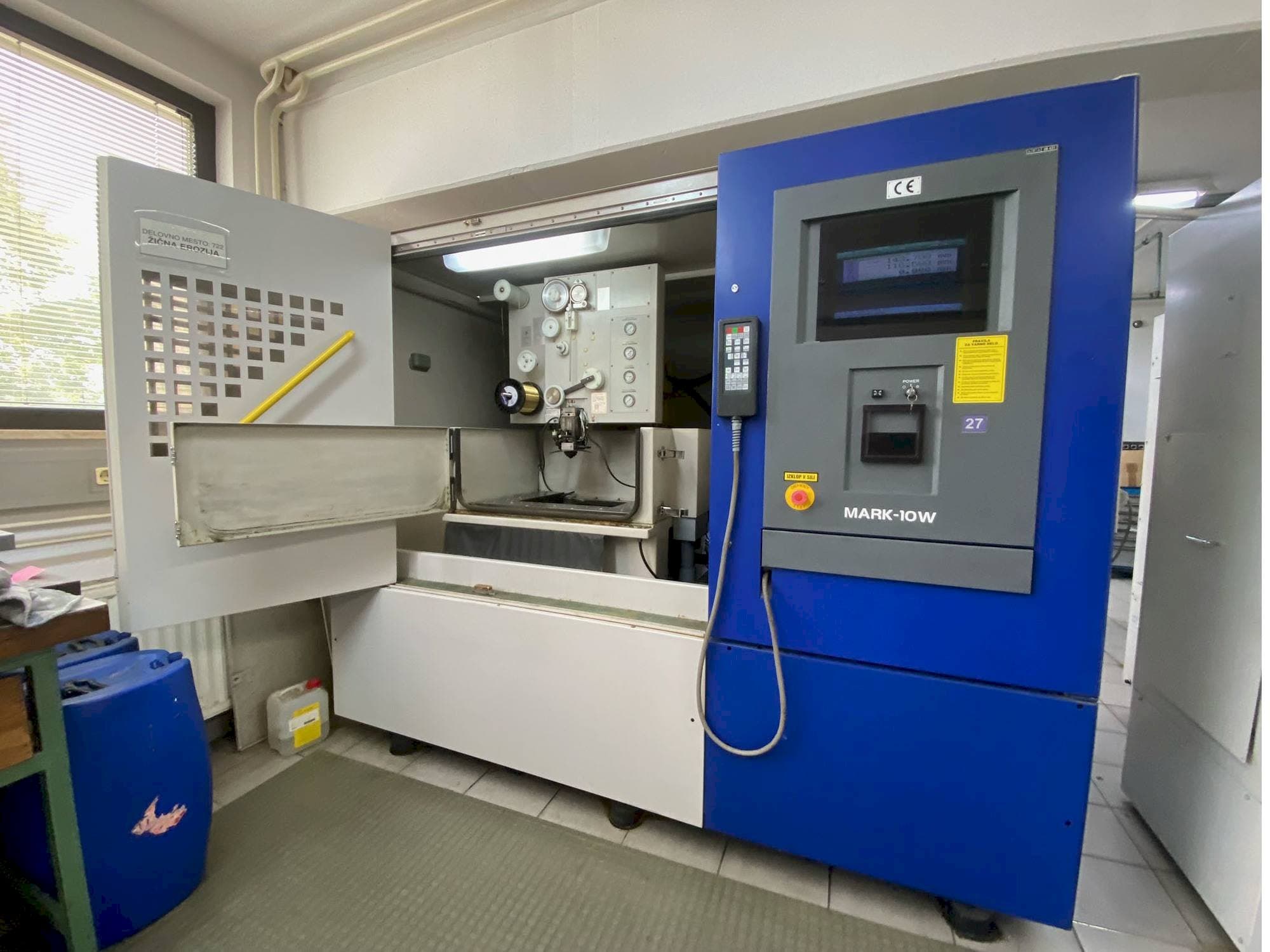 Hitachi 254Y Mašinos vaizdas iš priekio