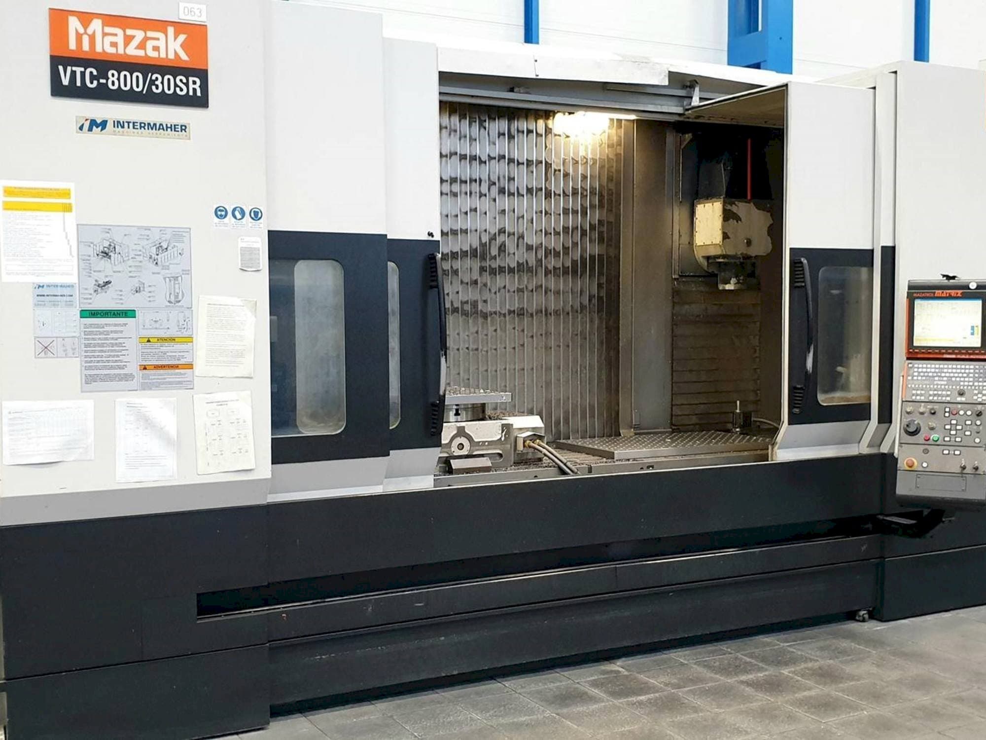 Mazak VTC-800/30SR Mašinos vaizdas iš priekio