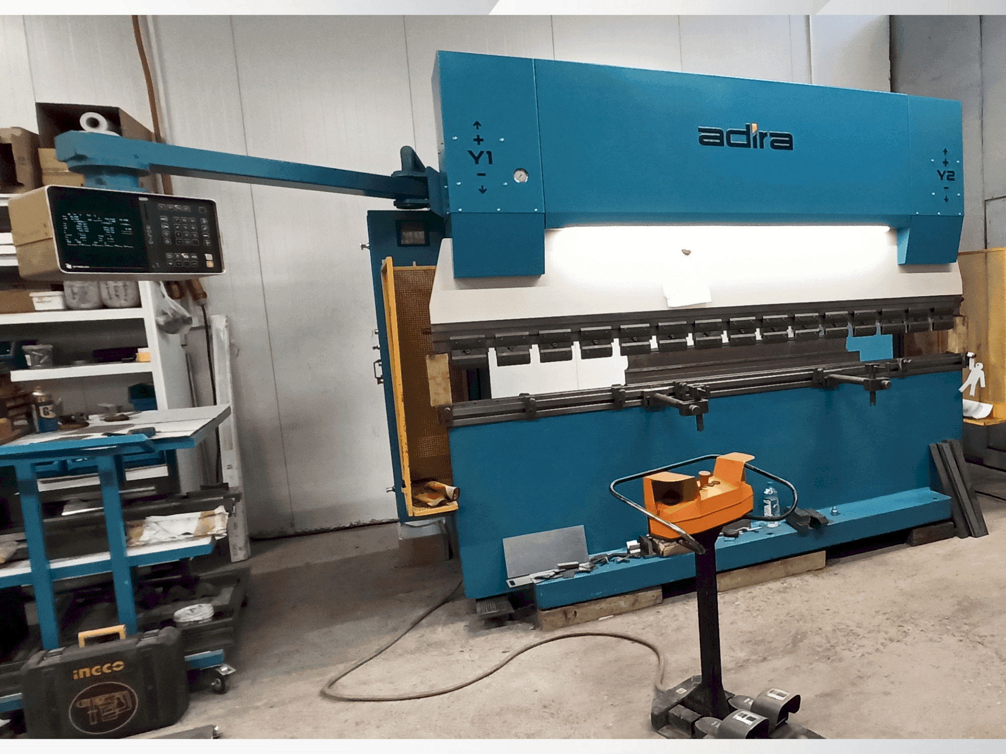 ADIRA QIH-11030 DNC CR Mašinos vaizdas iš priekio