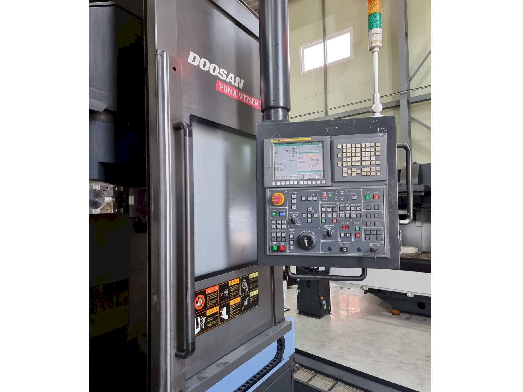 Doosan Puma VT750M Mašinos vaizdas iš kairės pusės