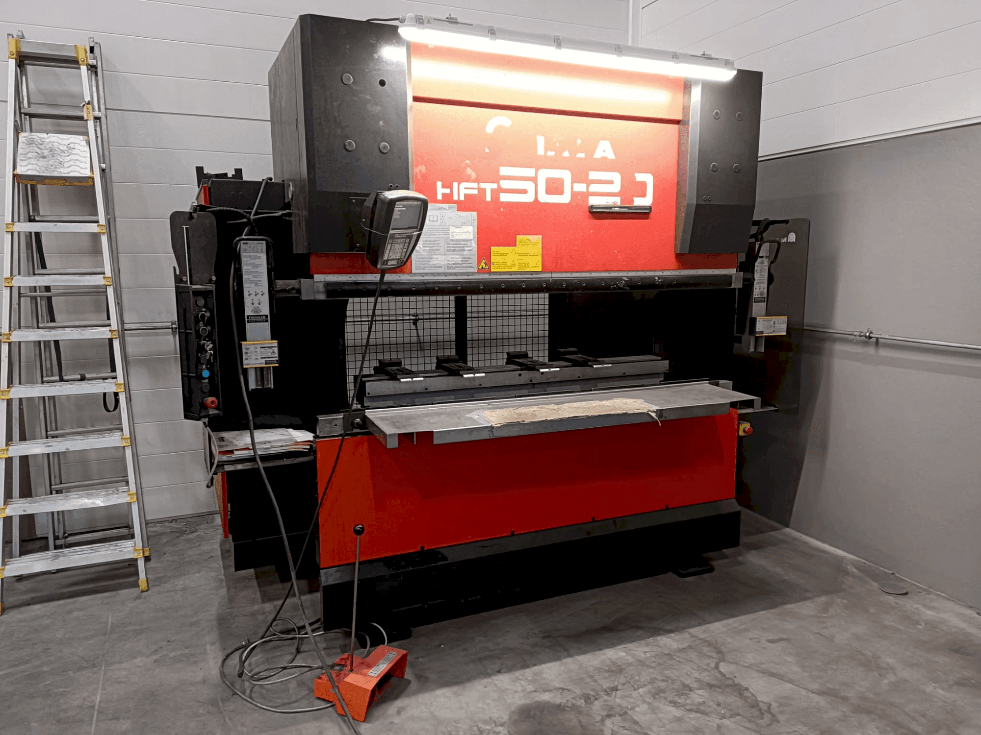 AMADA HFT50-20 Mašinos vaizdas iš priekio