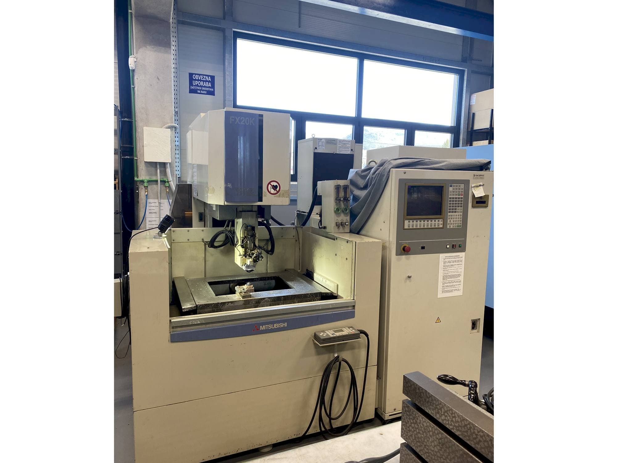 Mitsubishi FX20K Mašinos vaizdas iš priekio