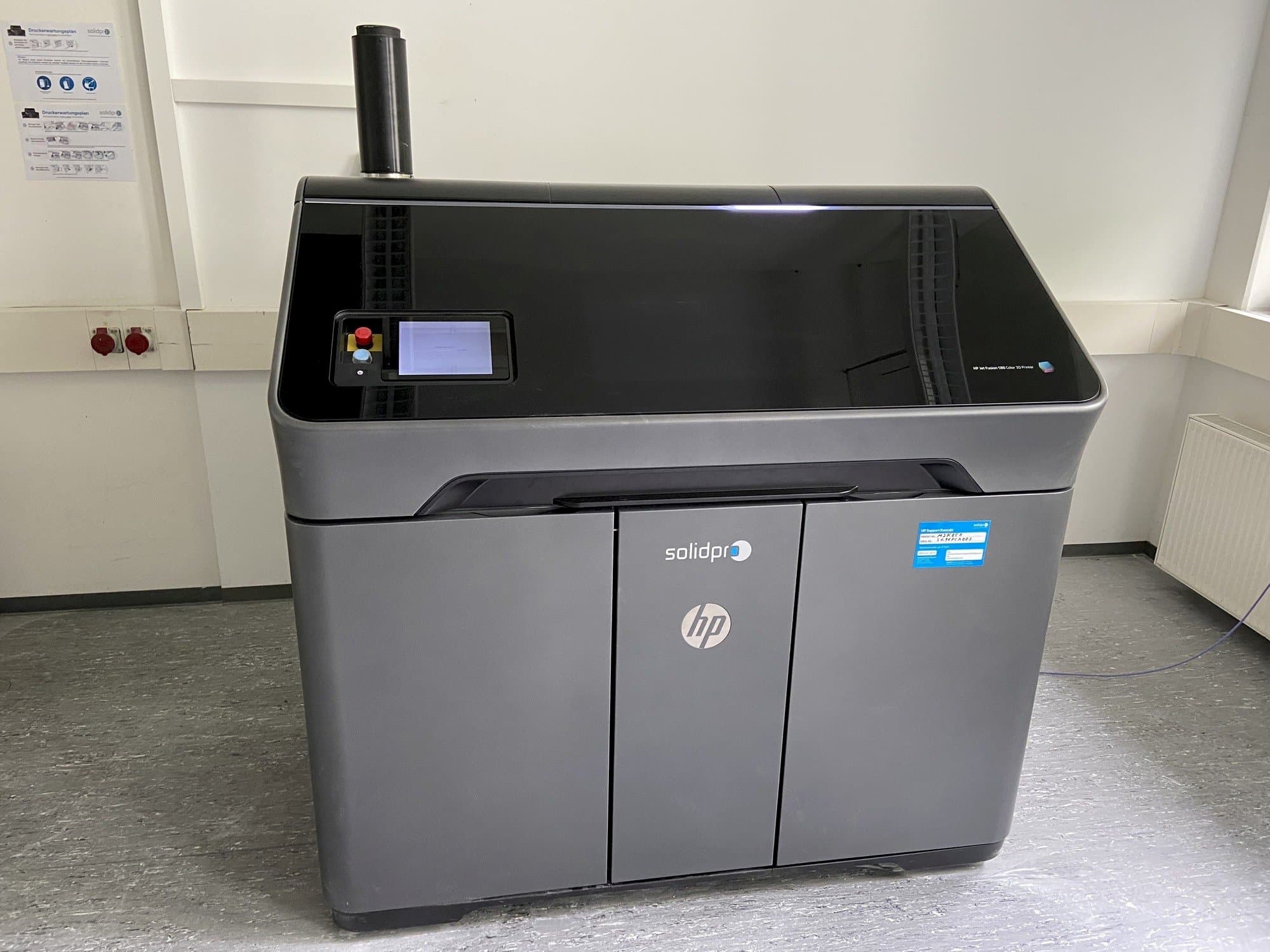 HP Jet Fusion 580 Color 3D printer Mašinos vaizdas iš priekio