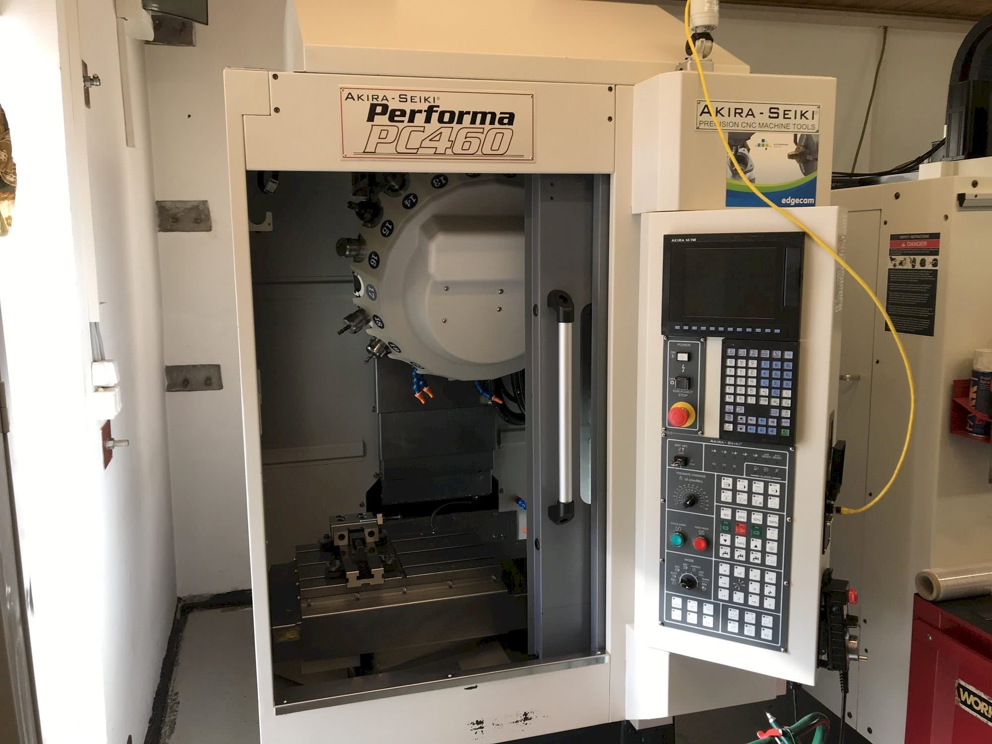 Akira Seiki PC 460 Mašinos vaizdas iš priekio