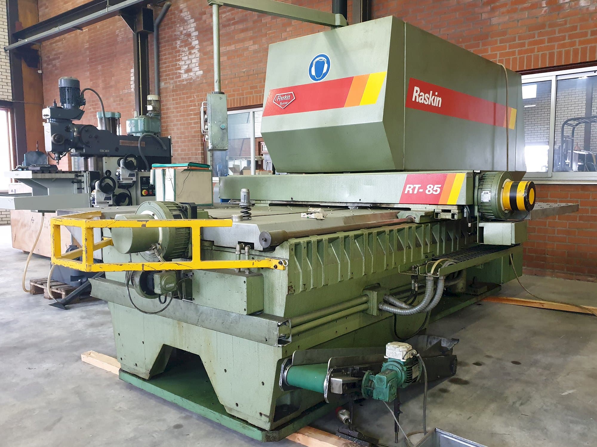 Raskin Mašinos dešinės pusės vaizdasRT-85