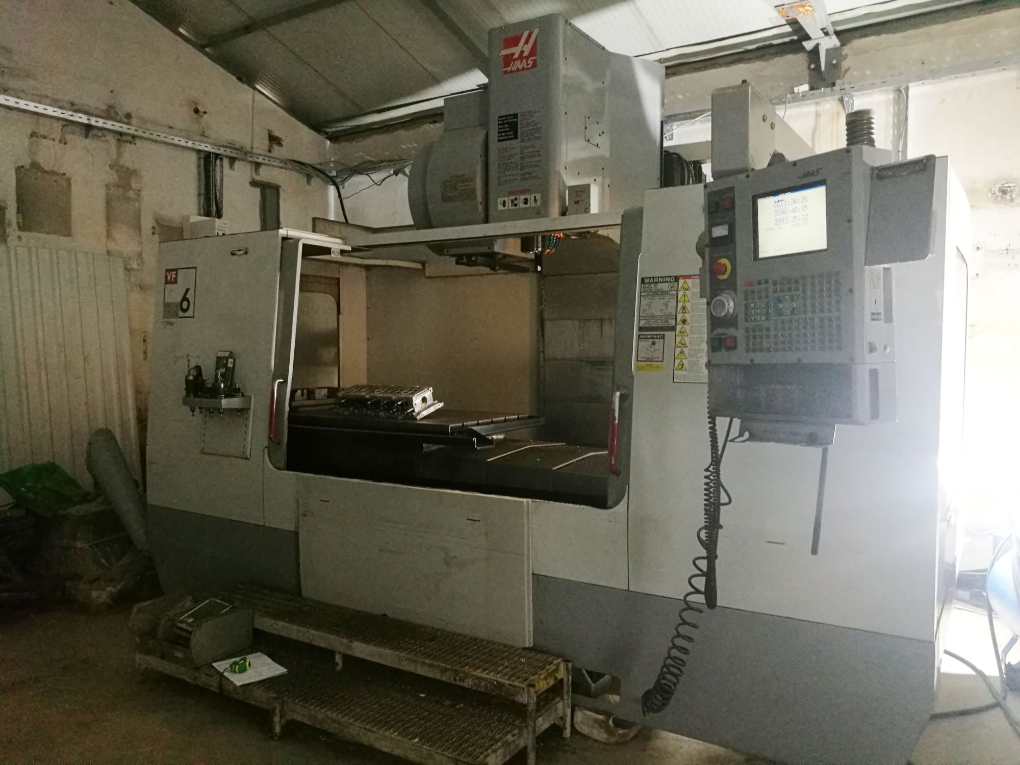 HAAS VF-6B/40HE Mašinos vaizdas iš priekio