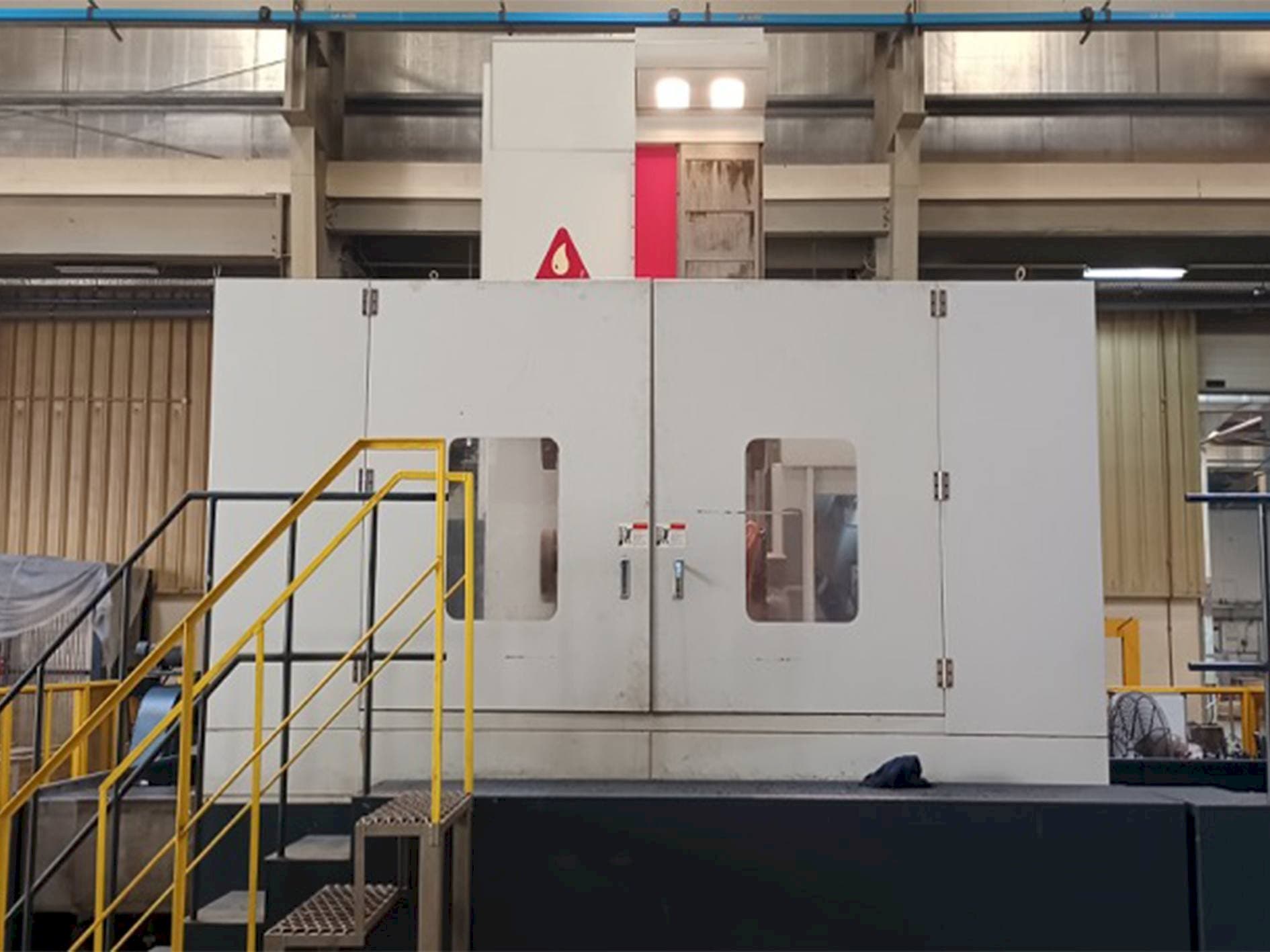 YOU JI HBM130/3022 Mašinos vaizdas iš priekio