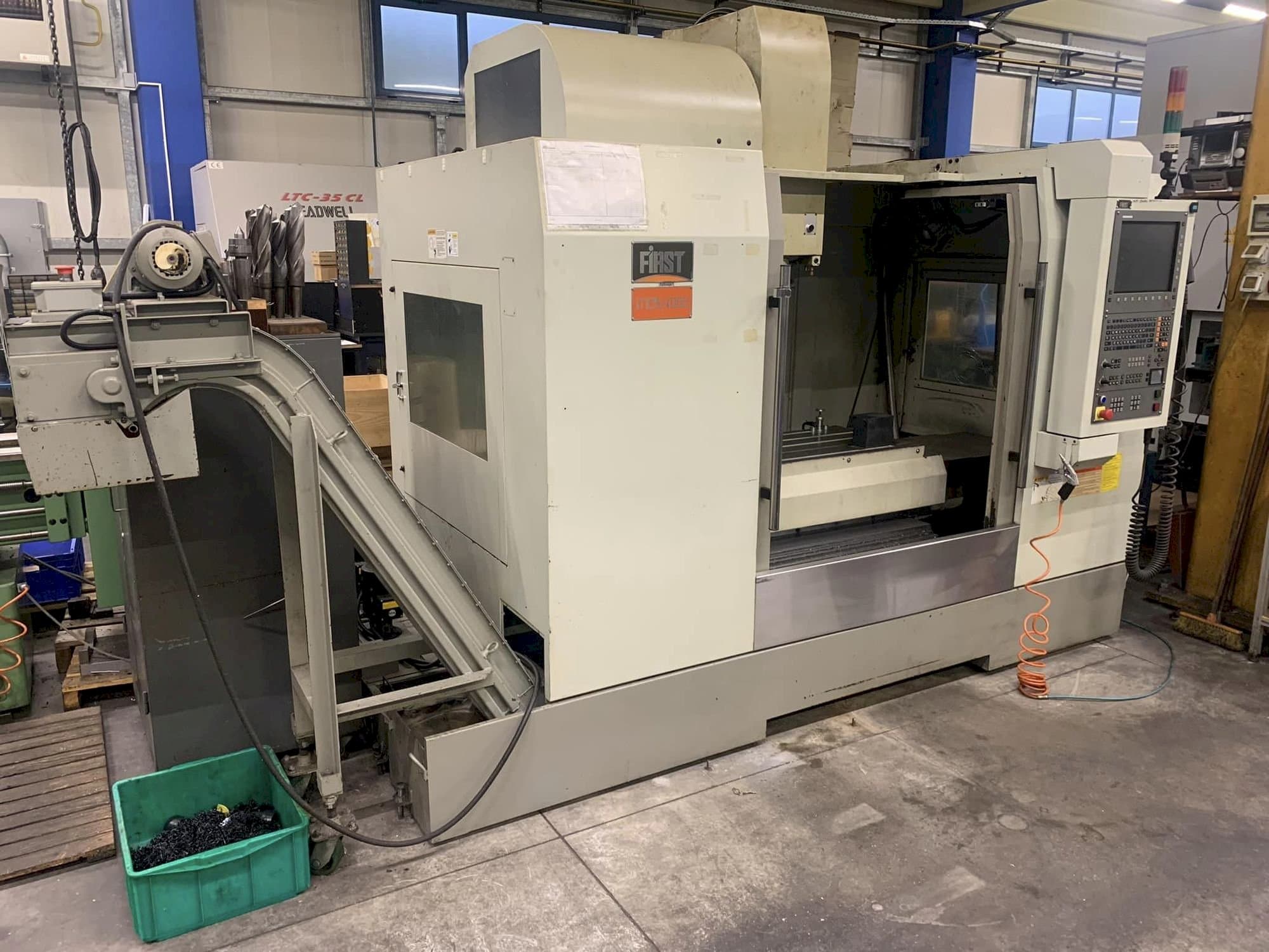 FIRST MCV 1000 Mašinos vaizdas iš priekio