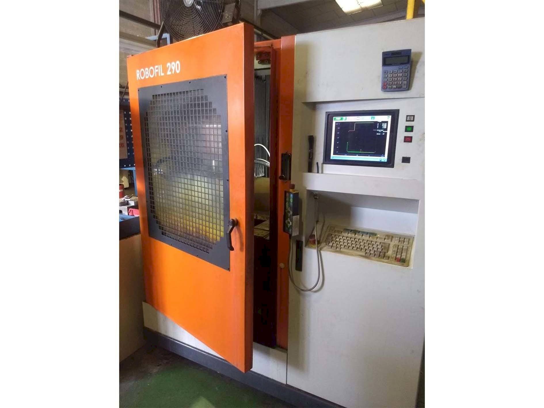 CHARMILLES Robofil 290P Mašinos vaizdas iš priekio