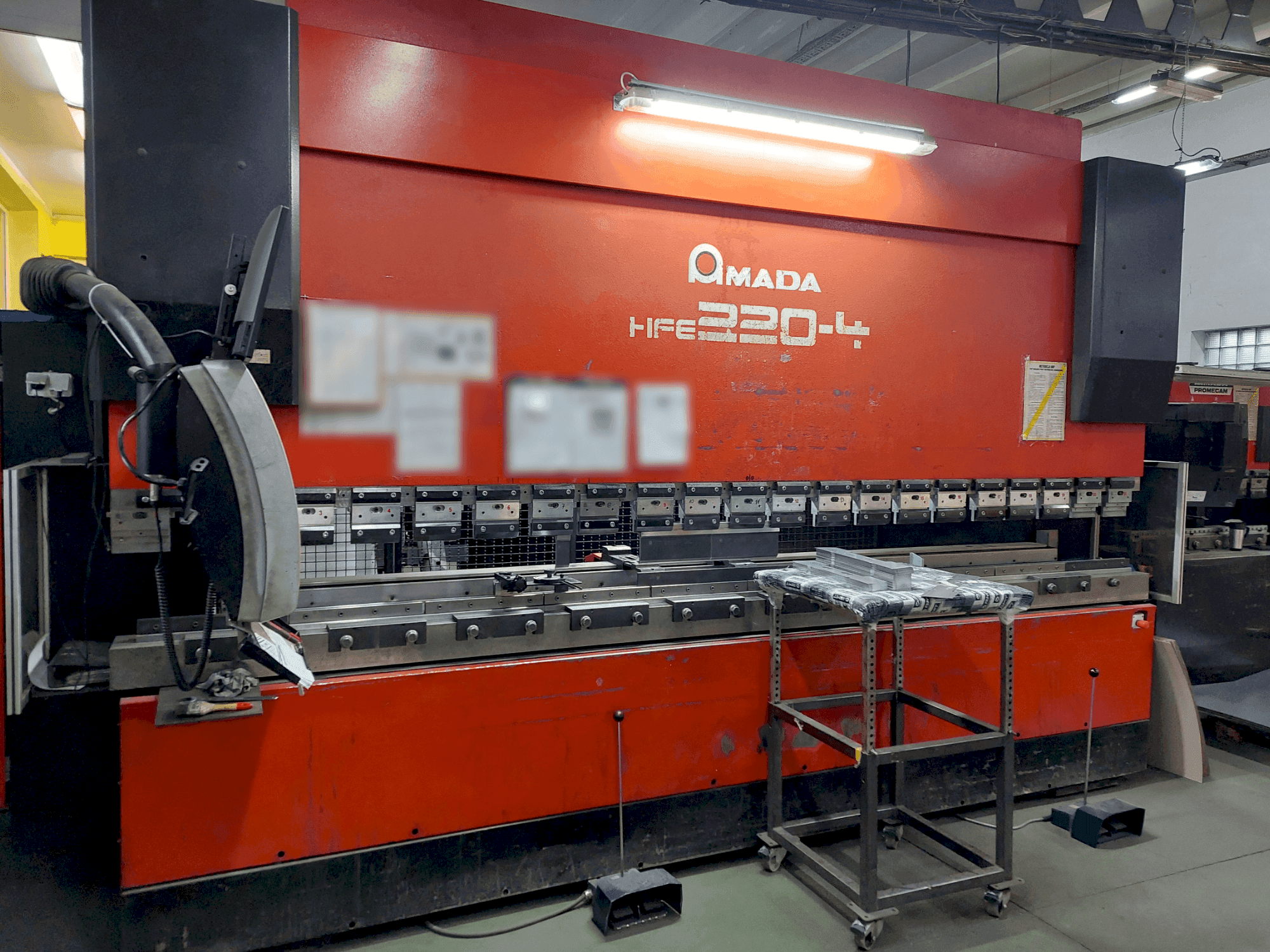 AMADA HFE 220-4 Mašinos vaizdas iš priekio