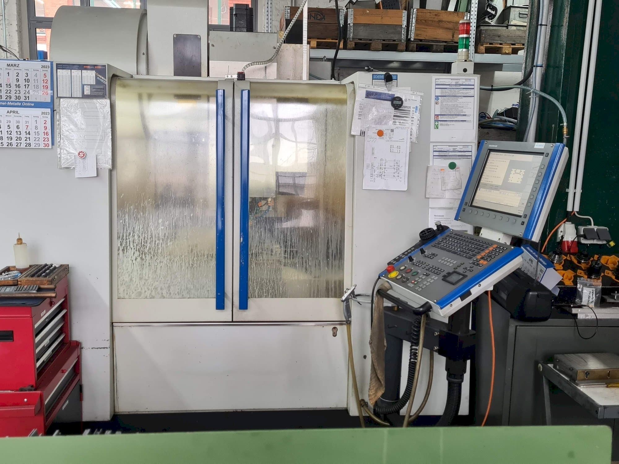 MIKRON VCE600 Pro Mašinos vaizdas iš priekio