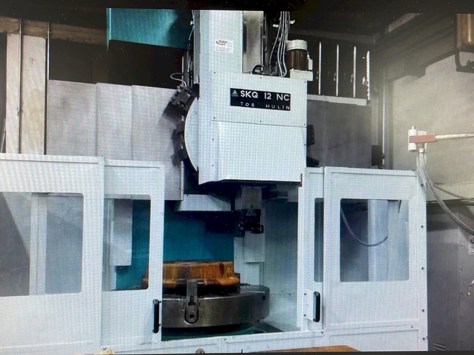 TOS SKQ 12 NC Mašinos vaizdas iš priekio