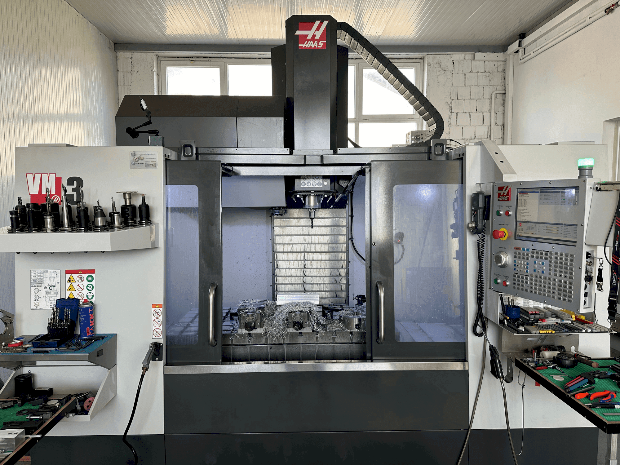 HAAS VM-3 Mašinos vaizdas iš priekio
