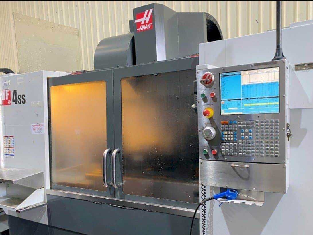 HAAS VF-4SS Mašinos vaizdas iš priekio