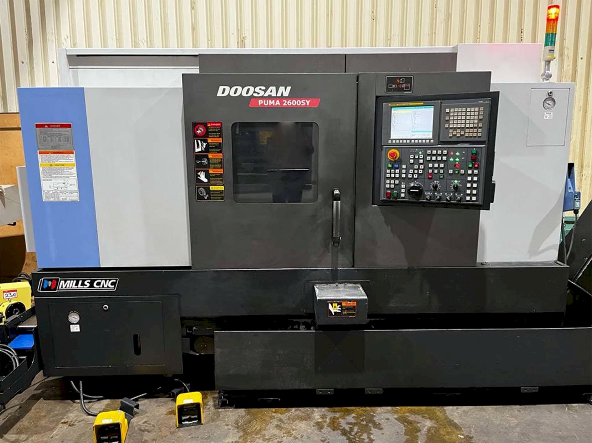 Doosan Puma 2600SY Mašinos vaizdas iš priekio