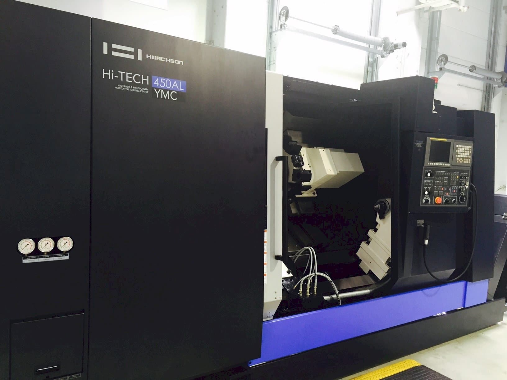 HWACHEON HI-TECH 450AL YMC Mašinos vaizdas iš priekio