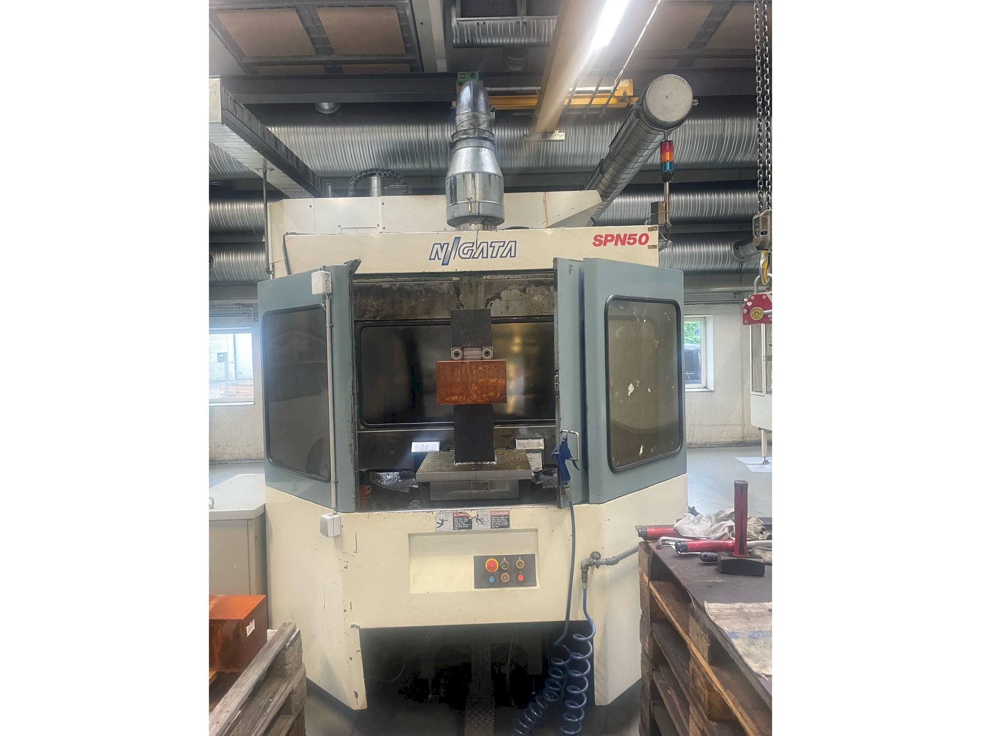 Niigata SPN 50 Mašinos vaizdas iš priekio