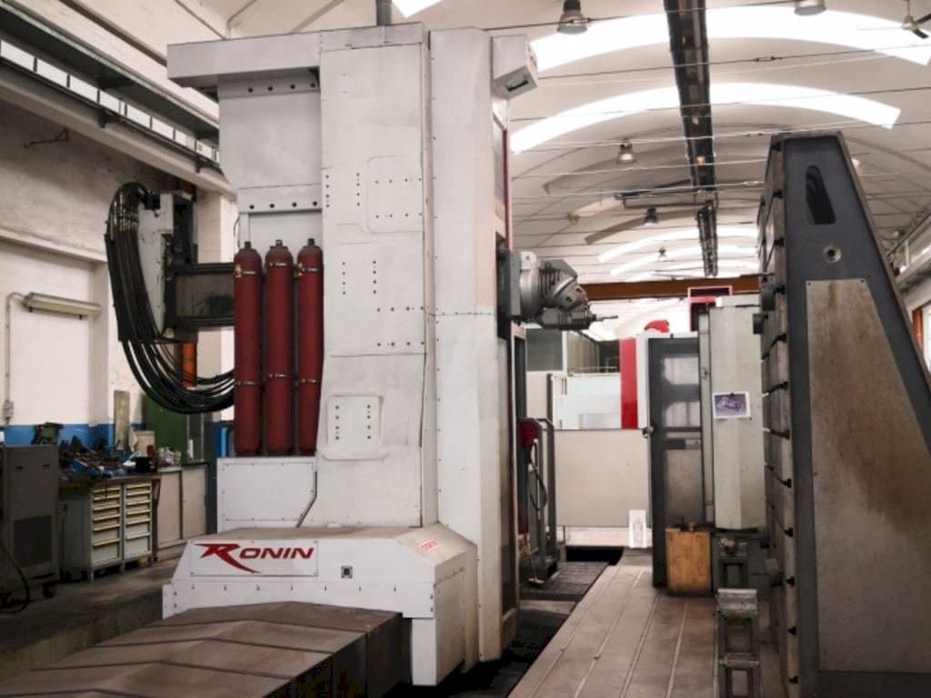 FPT Ronin Mašinos vaizdas iš priekio