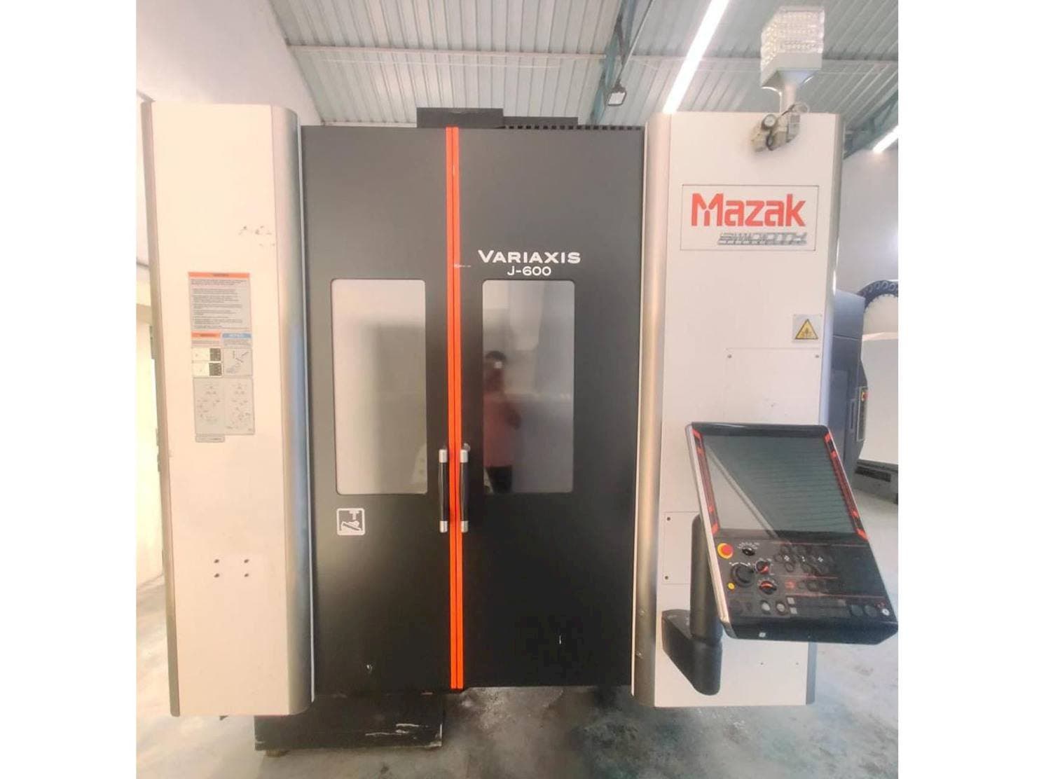 Mazak Variaxis J-600 Mašinos vaizdas iš priekio