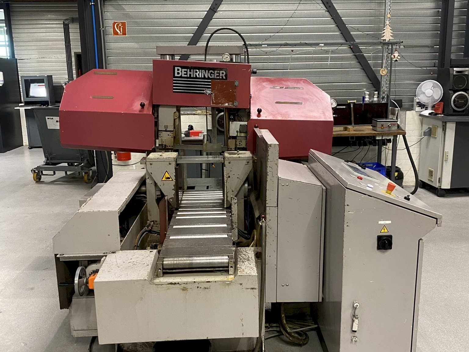 Behringer HPB 303A Mašinos vaizdas iš priekio