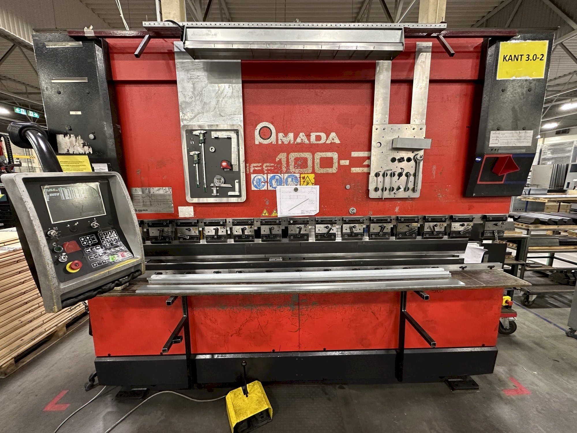 AMADA HFE 100-3 Mašinos vaizdas iš priekio