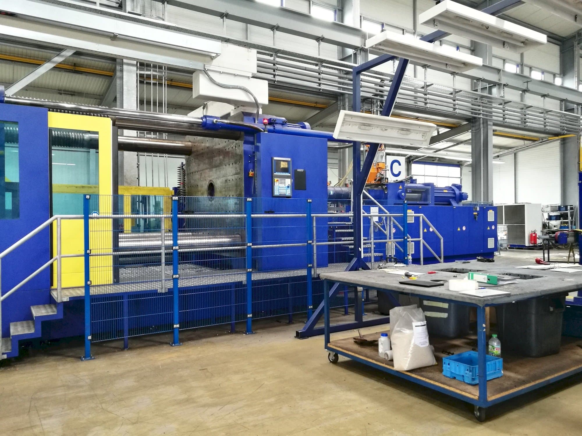 Krauss Maffei 2300-12000 MX Mašinos vaizdas iš priekio