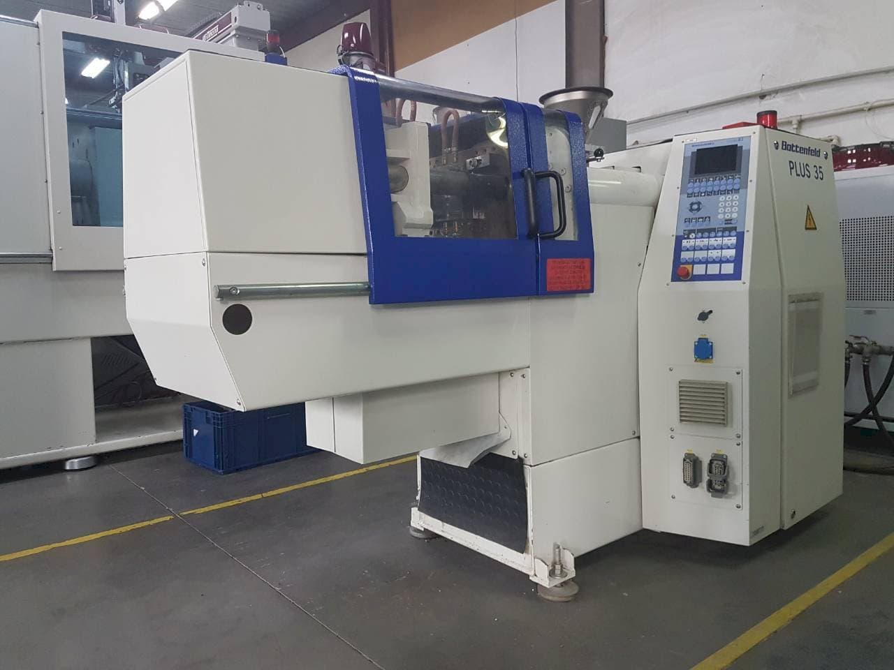 Battenfeld PLUS 35/75 Mašinos vaizdas iš priekio