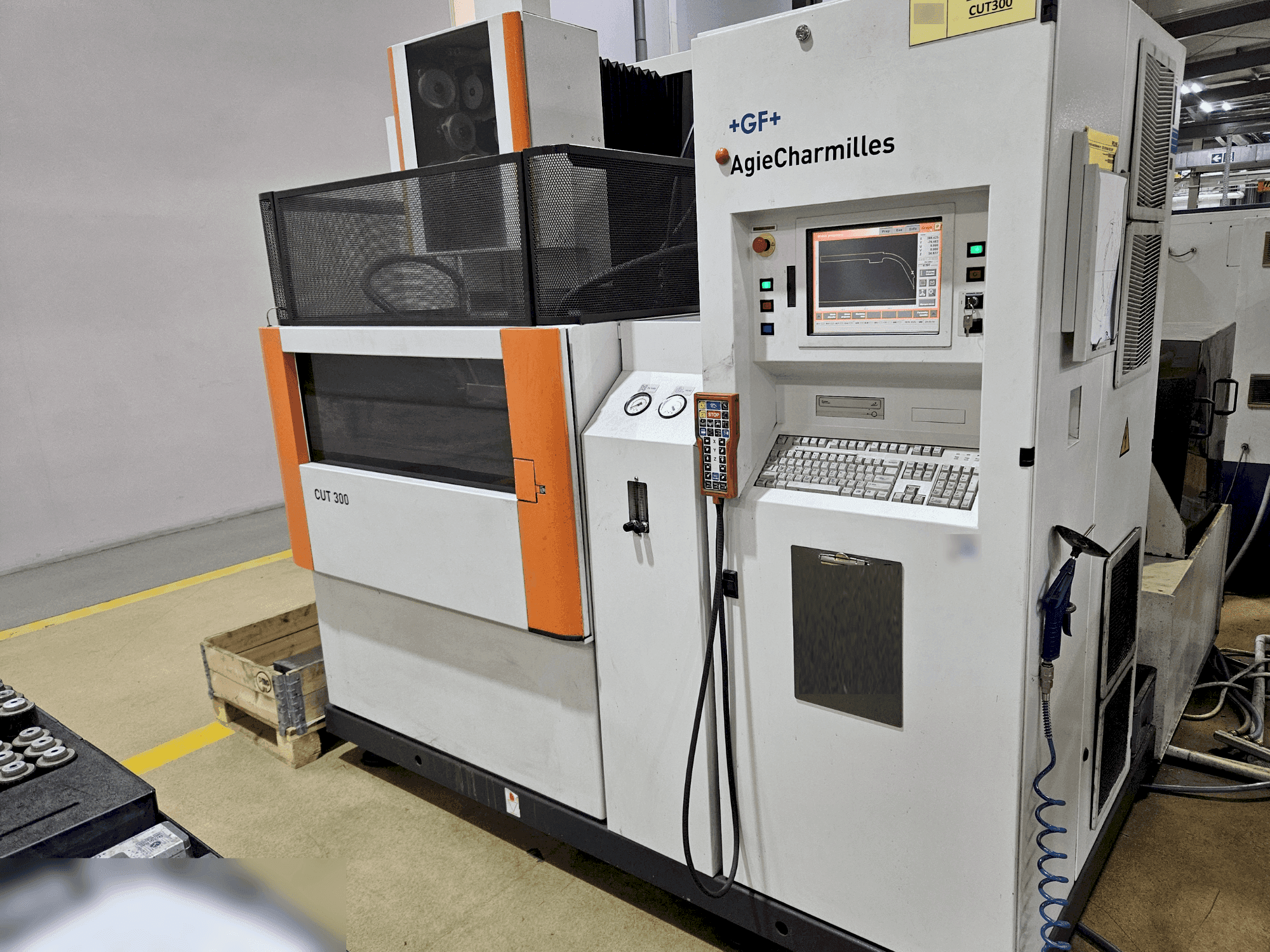 AgieCharmilles CUT 300 Mašinos vaizdas iš priekio