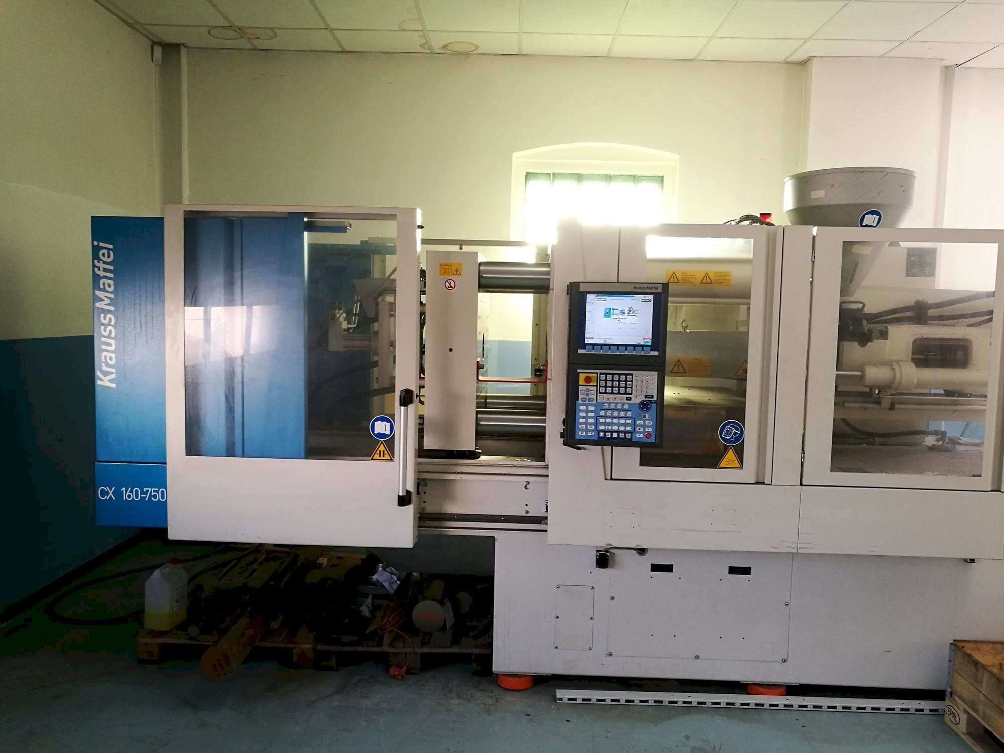 Krauss Maffei KM 160-750 CX Mašinos vaizdas iš priekio