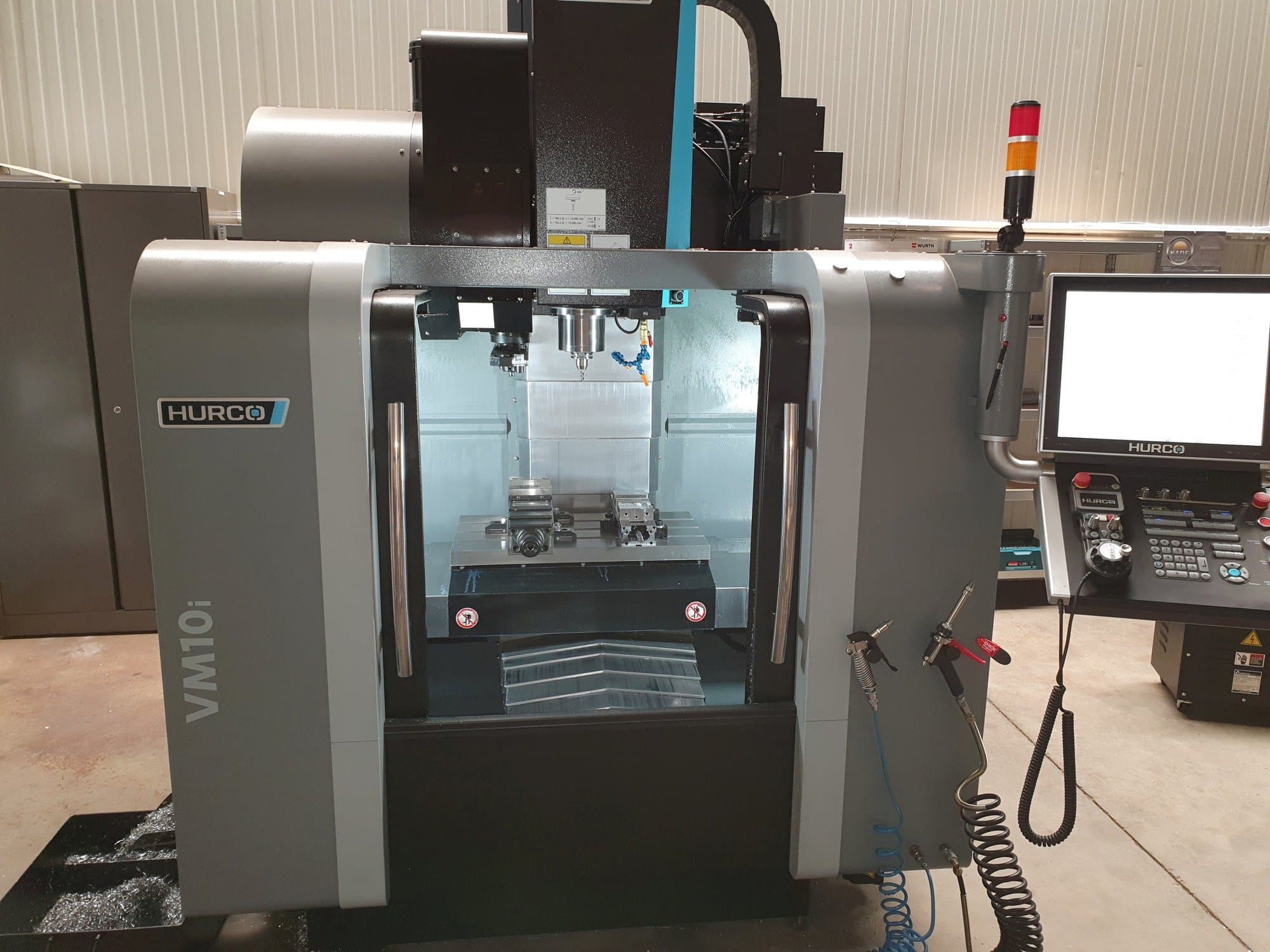 Hurco VM10i Mašinos vaizdas iš priekio
