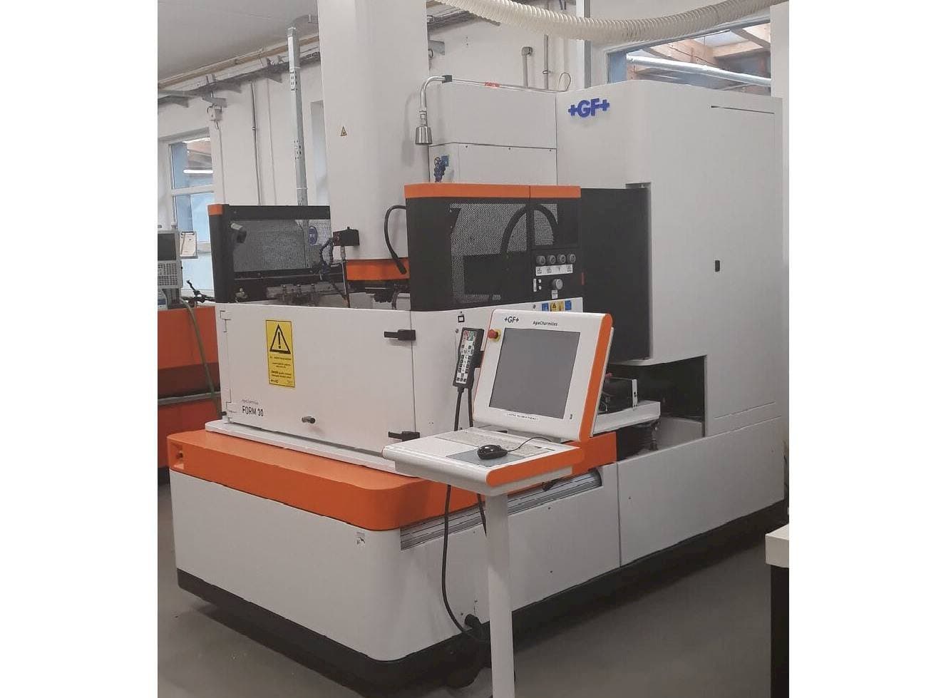 AgieCharmilles Form 30 Mašinos vaizdas iš priekio