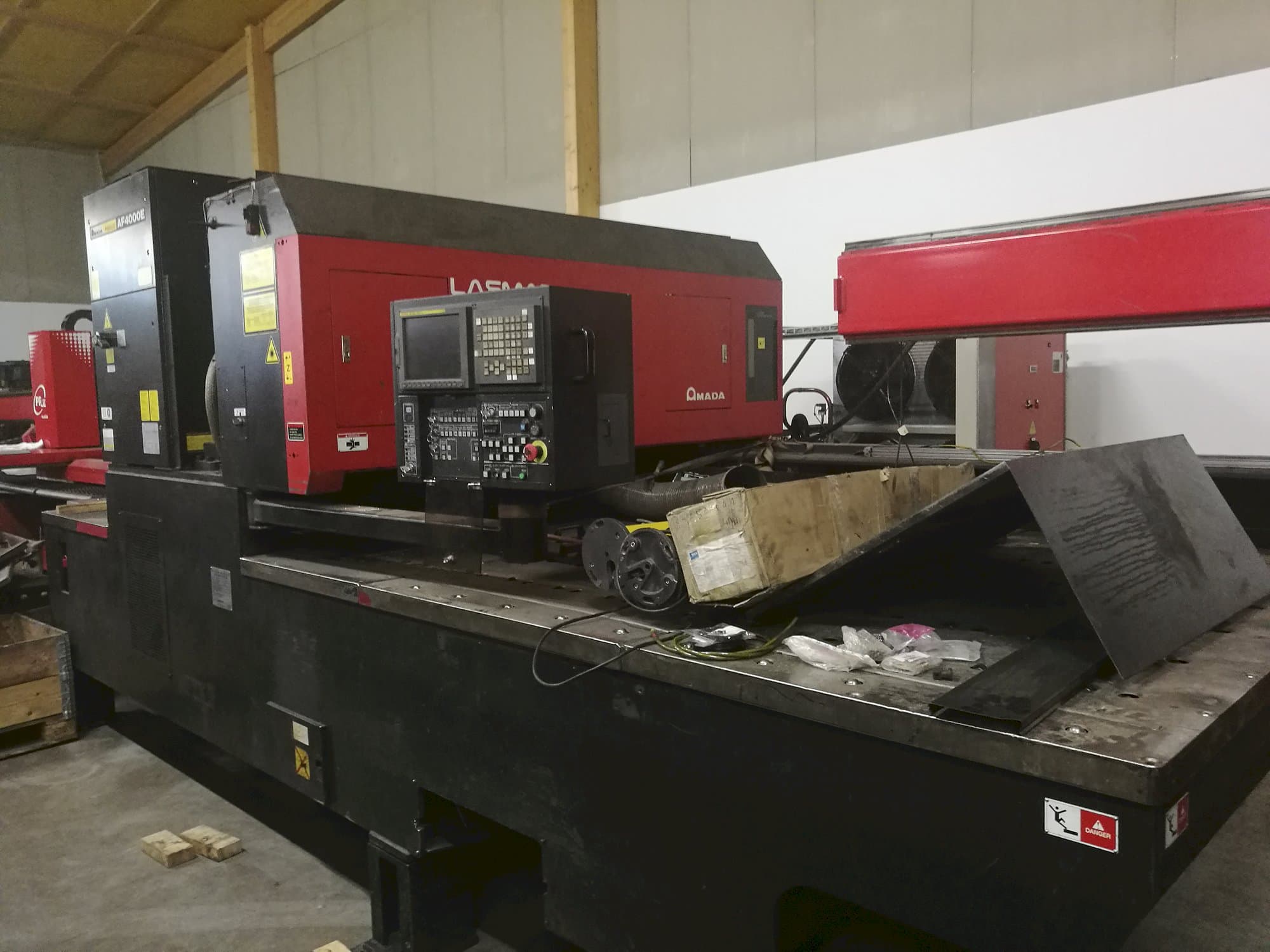 AMADA LC 2415 α3 Mašinos dešinės pusės vaizdas